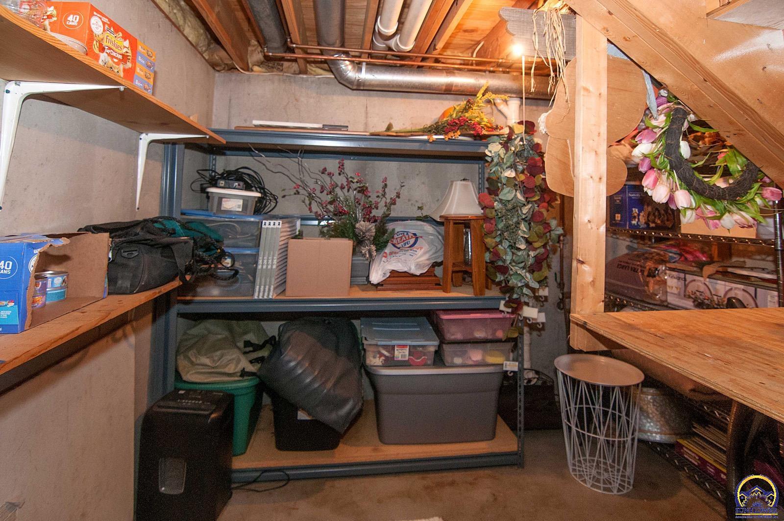 Topeka, Kansas 66614, United States, 4 Bedrooms Bedrooms, ,3 BathroomsBathrooms,Residential,Pending,16918