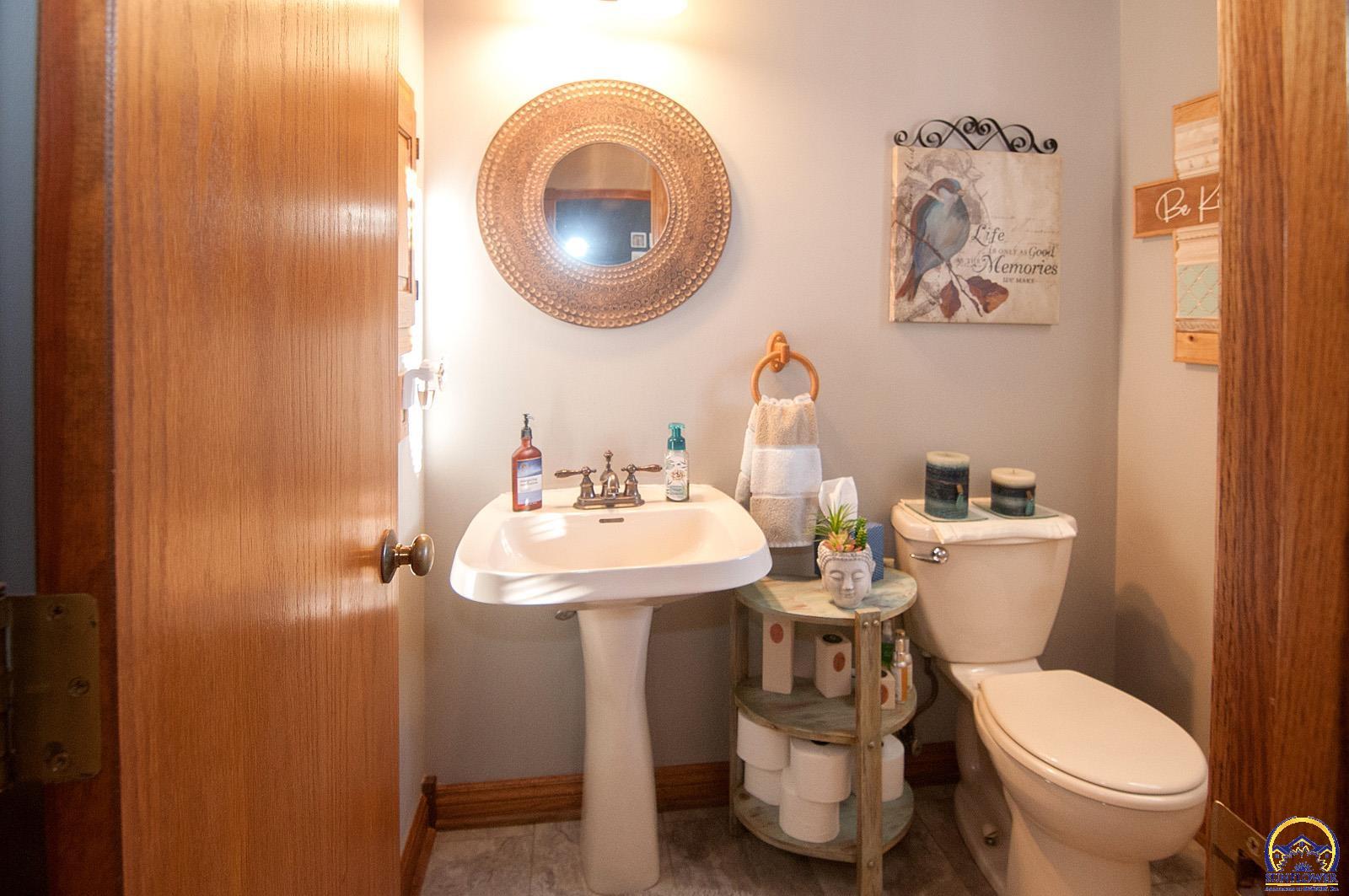 Topeka, Kansas 66614, United States, 4 Bedrooms Bedrooms, ,3 BathroomsBathrooms,Residential,Pending,16918