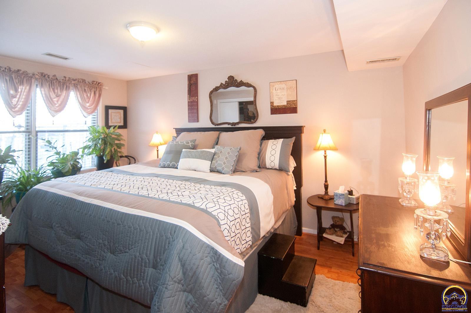 Topeka, Kansas 66614, United States, 4 Bedrooms Bedrooms, ,3 BathroomsBathrooms,Residential,Pending,16918