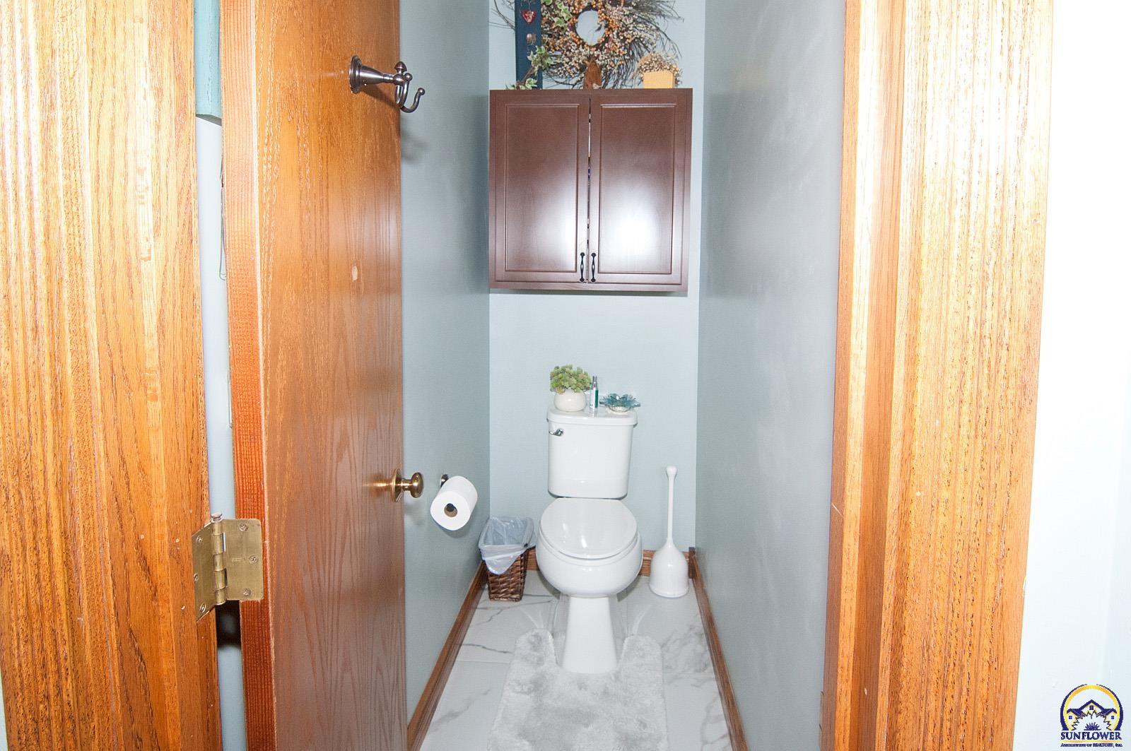 Topeka, Kansas 66614, United States, 4 Bedrooms Bedrooms, ,3 BathroomsBathrooms,Residential,Pending,16918