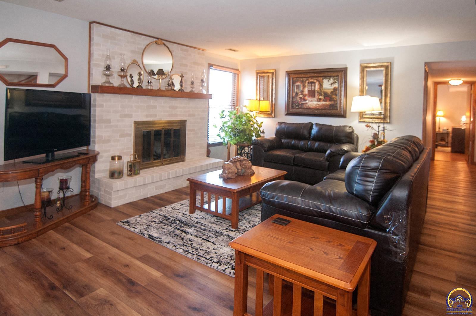 Topeka, Kansas 66614, United States, 4 Bedrooms Bedrooms, ,3 BathroomsBathrooms,Residential,Pending,16918