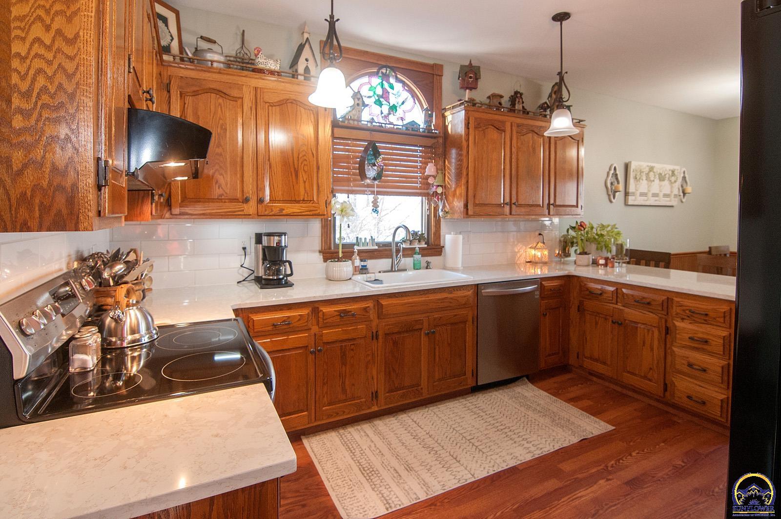 Topeka, Kansas 66614, United States, 4 Bedrooms Bedrooms, ,3 BathroomsBathrooms,Residential,Pending,16918