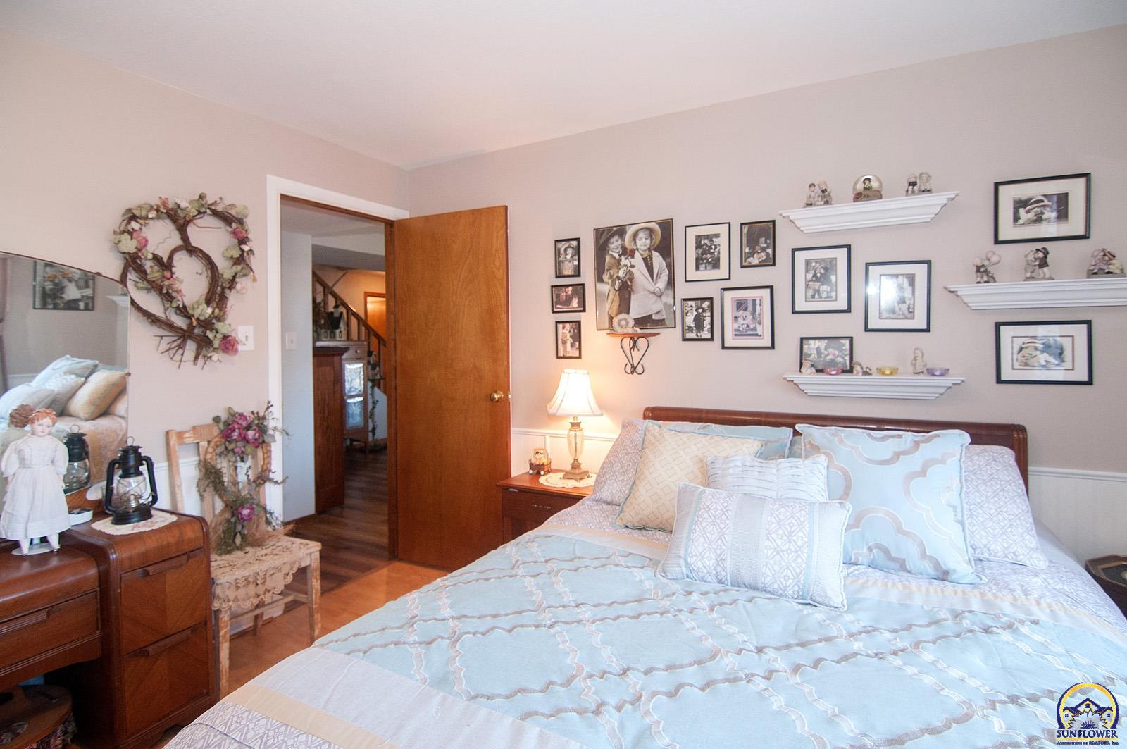 Topeka, Kansas 66614, United States, 4 Bedrooms Bedrooms, ,3 BathroomsBathrooms,Residential,Pending,16918