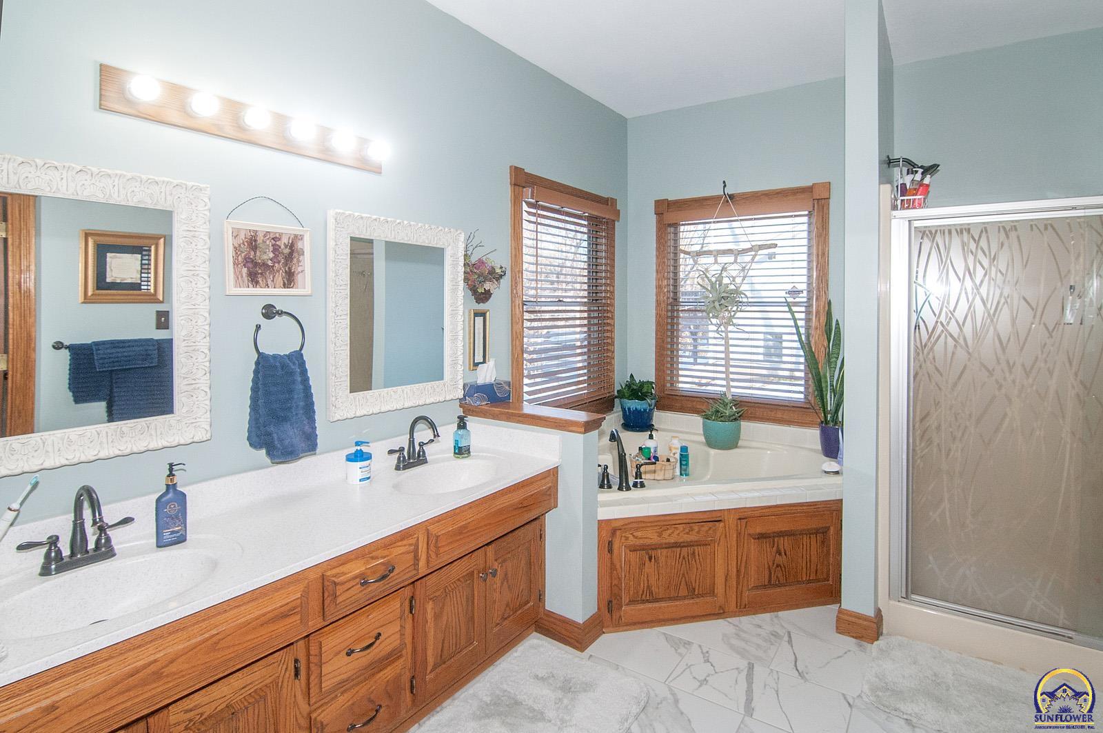 Topeka, Kansas 66614, United States, 4 Bedrooms Bedrooms, ,3 BathroomsBathrooms,Residential,Pending,16918