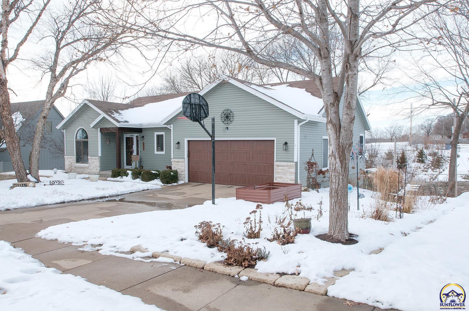 Topeka, Kansas 66614, United States, 4 Bedrooms Bedrooms, ,3 BathroomsBathrooms,Residential,Pending,16918