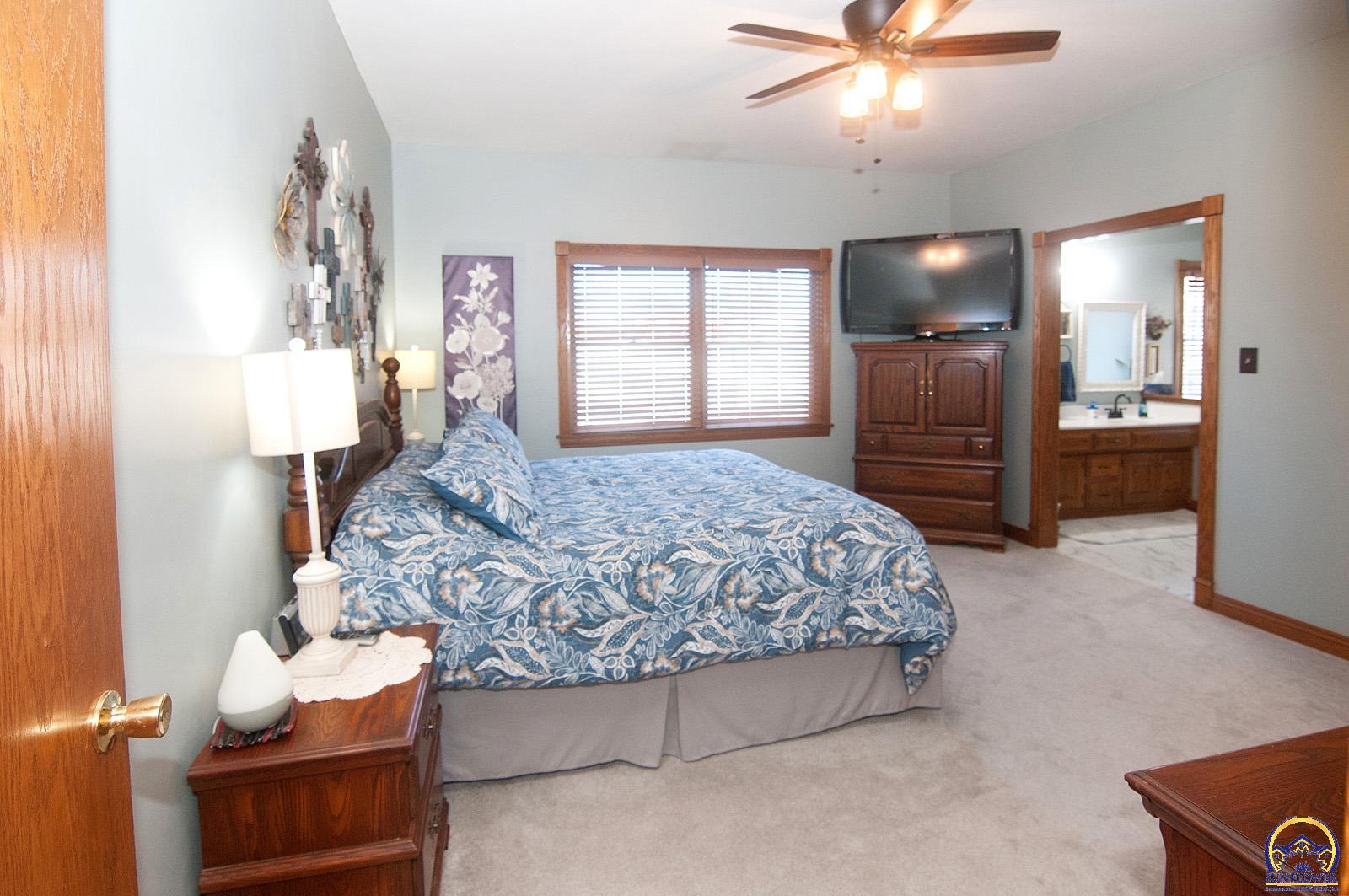 Topeka, Kansas 66614, United States, 4 Bedrooms Bedrooms, ,3 BathroomsBathrooms,Residential,Pending,16918