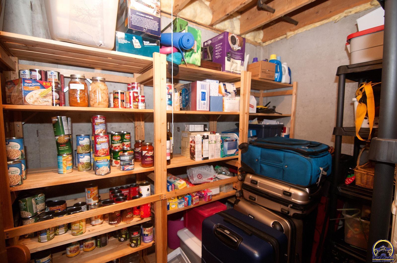 Topeka, Kansas 66614, United States, 4 Bedrooms Bedrooms, ,3 BathroomsBathrooms,Residential,Pending,16918