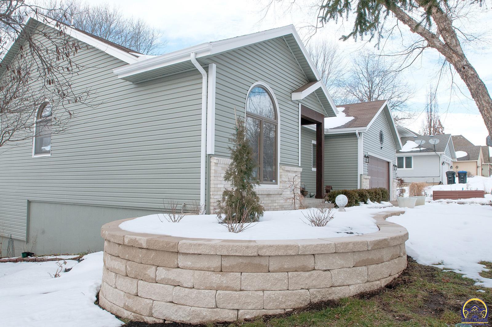 Topeka, Kansas 66614, United States, 4 Bedrooms Bedrooms, ,3 BathroomsBathrooms,Residential,Pending,16918