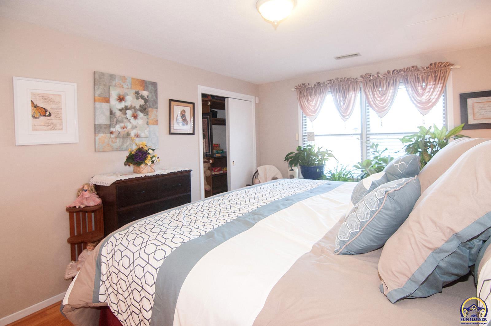 Topeka, Kansas 66614, United States, 4 Bedrooms Bedrooms, ,3 BathroomsBathrooms,Residential,Pending,16918