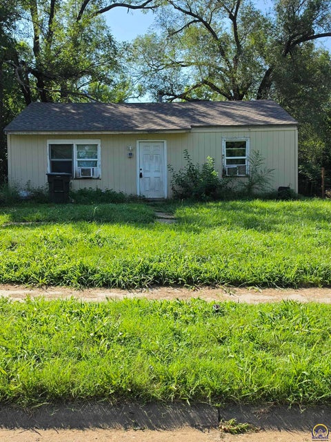 Photo of 227 SE Pinecrest Dr, Topeka, KS 66605 (MLS # 245485)