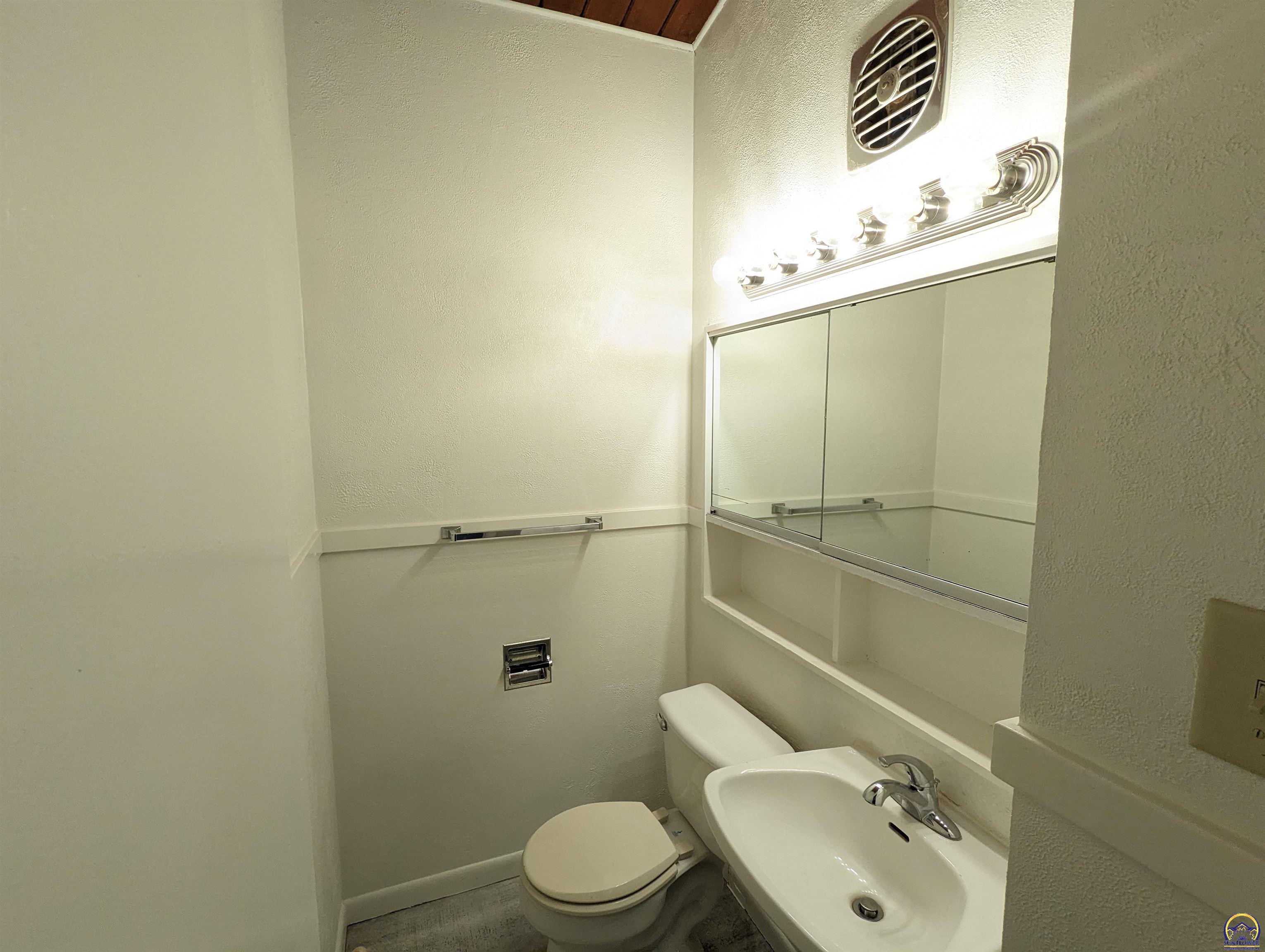 Topeka, Kansas 66614, United States, 3 Bedrooms Bedrooms, ,2 BathroomsBathrooms,Residential,Pending,64893