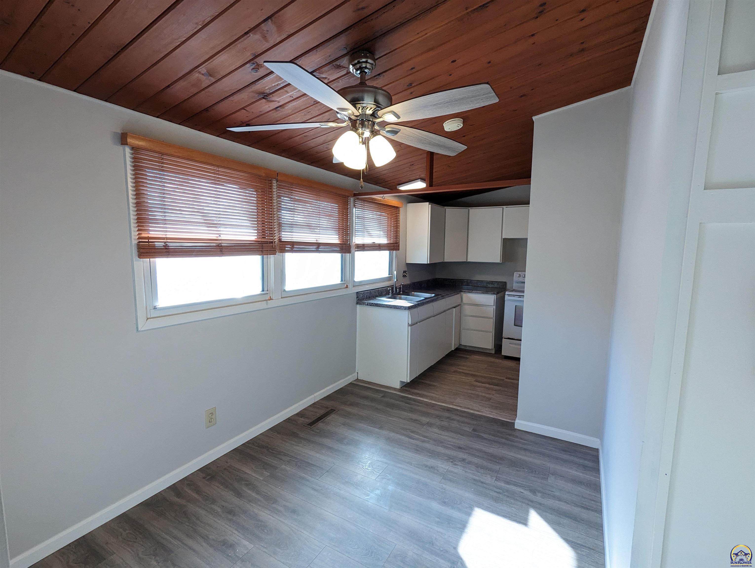 Topeka, Kansas 66614, United States, 3 Bedrooms Bedrooms, ,2 BathroomsBathrooms,Residential,Pending,64893