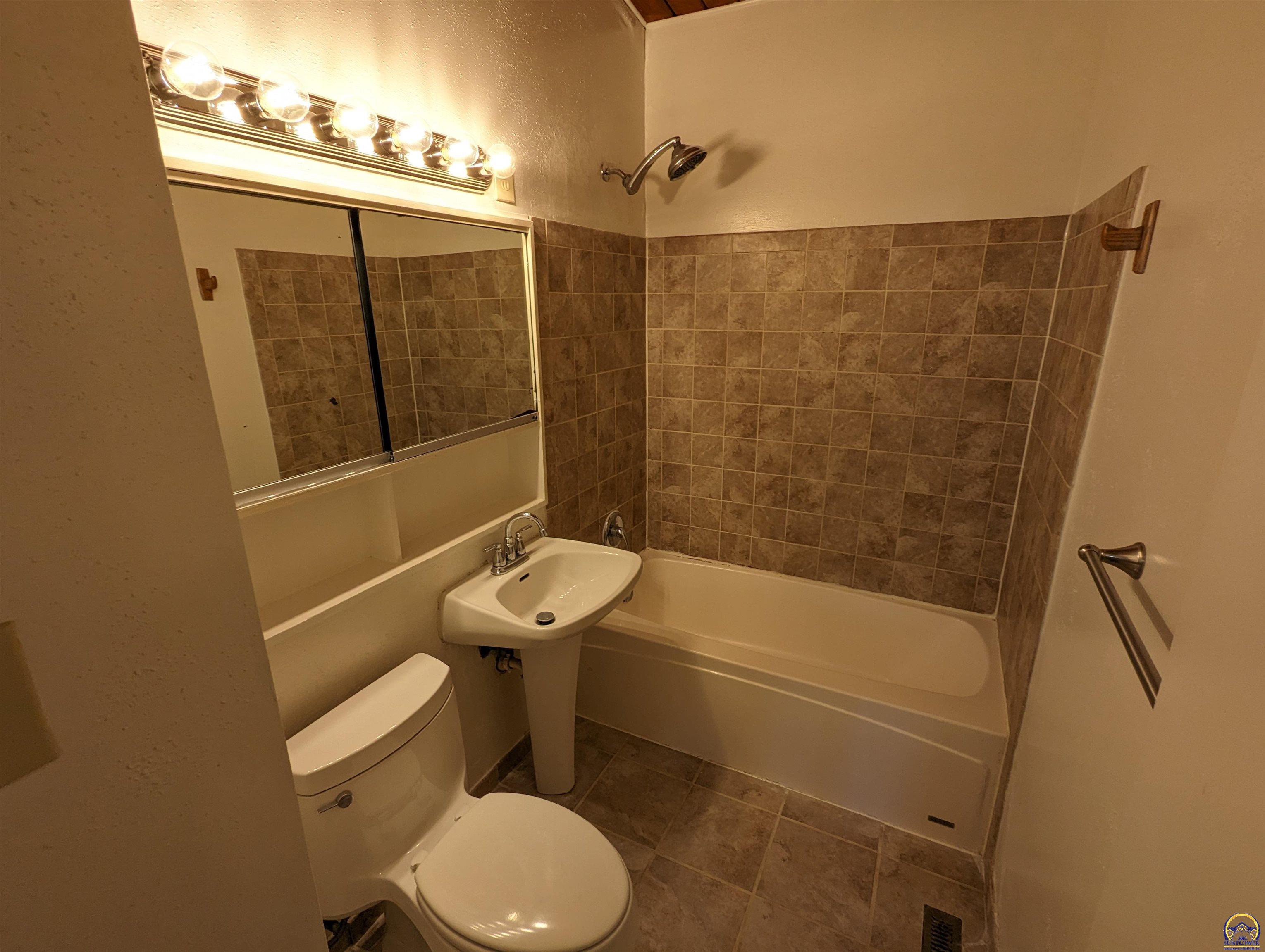 Topeka, Kansas 66614, United States, 3 Bedrooms Bedrooms, ,2 BathroomsBathrooms,Residential,Pending,64893