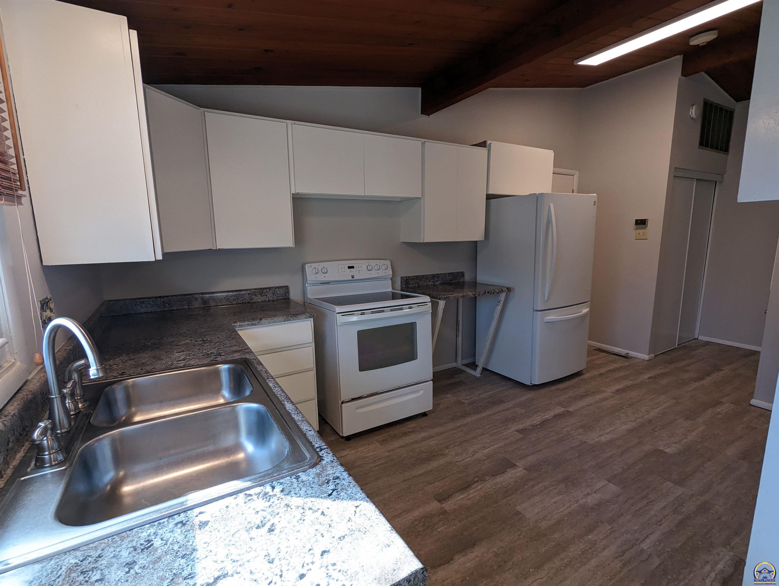 Topeka, Kansas 66614, United States, 3 Bedrooms Bedrooms, ,2 BathroomsBathrooms,Residential,Pending,64893