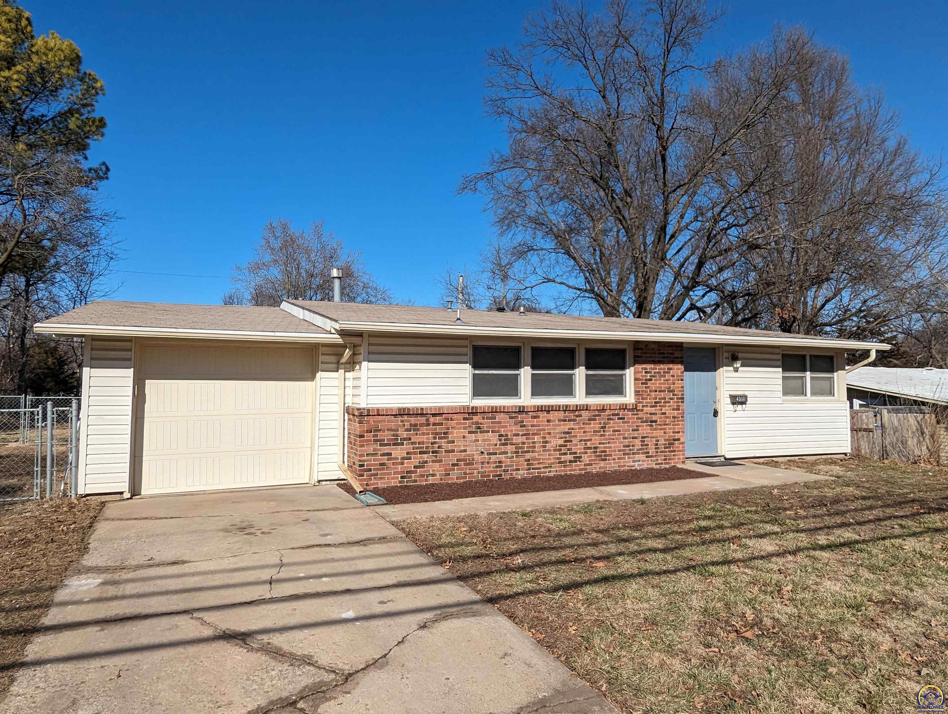 Topeka, Kansas 66614, United States, 3 Bedrooms Bedrooms, ,2 BathroomsBathrooms,Residential,Pending,64893