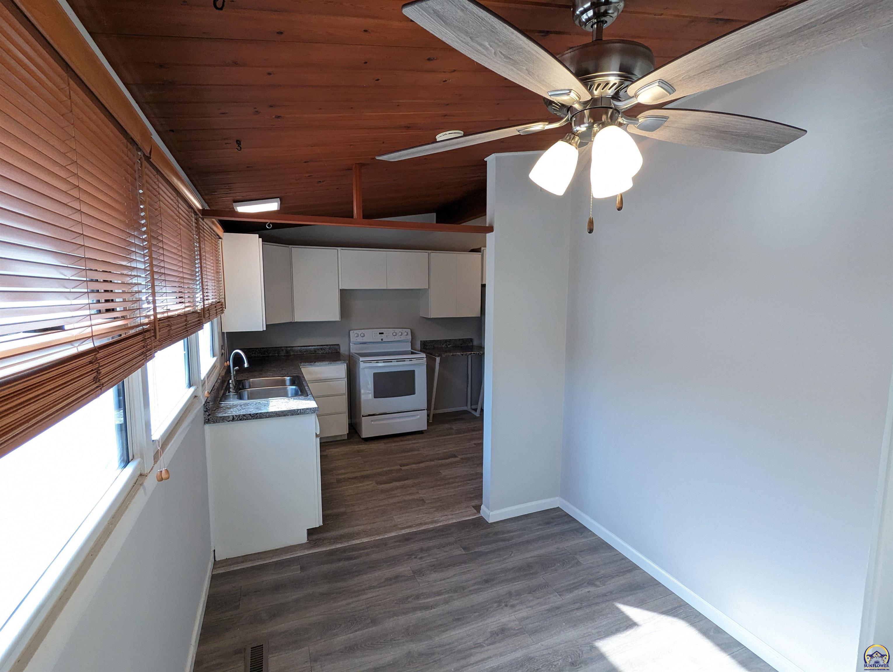 Topeka, Kansas 66614, United States, 3 Bedrooms Bedrooms, ,2 BathroomsBathrooms,Residential,Pending,64893