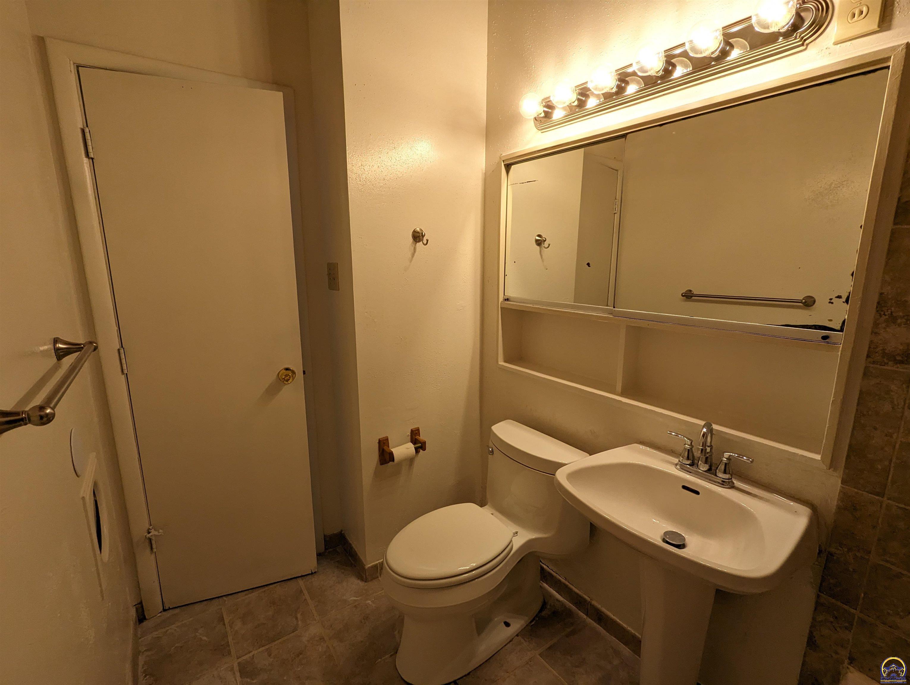 Topeka, Kansas 66614, United States, 3 Bedrooms Bedrooms, ,2 BathroomsBathrooms,Residential,Pending,64893