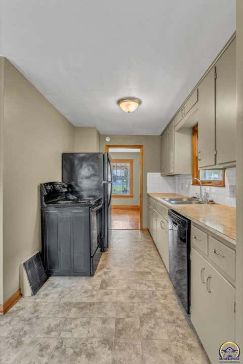 Tiny photo for 409 SW Franklin Ave, Topeka, KS 66606 (MLS # 244740)