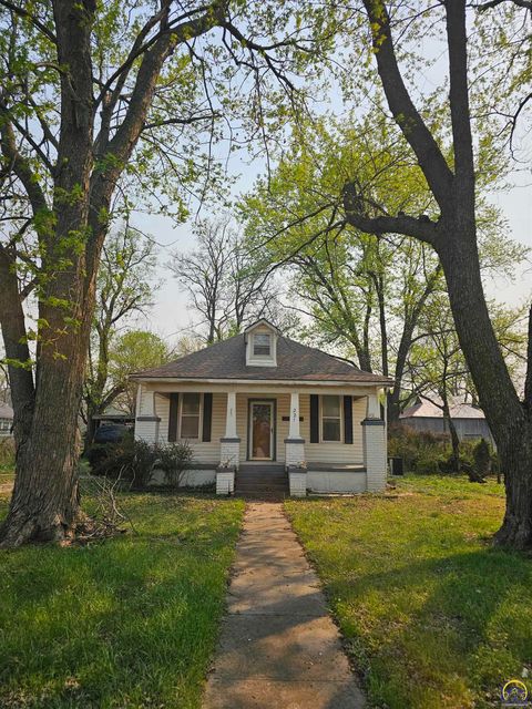 Tiny photo for 221 E Lincoln St, Madison, KS 66860 (MLS # 243813)