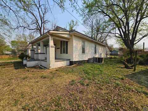 Tiny photo for 221 E Lincoln St, Madison, KS 66860 (MLS # 243813)