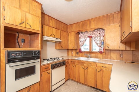 Tiny photo for 602 Warren St, Oskaloosa, KS 66066 (MLS # 246646)