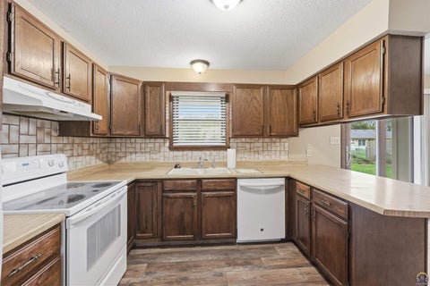 Tiny photo for 3710 SE 27th Ter, Topeka, KS 66605 (MLS # 247114)