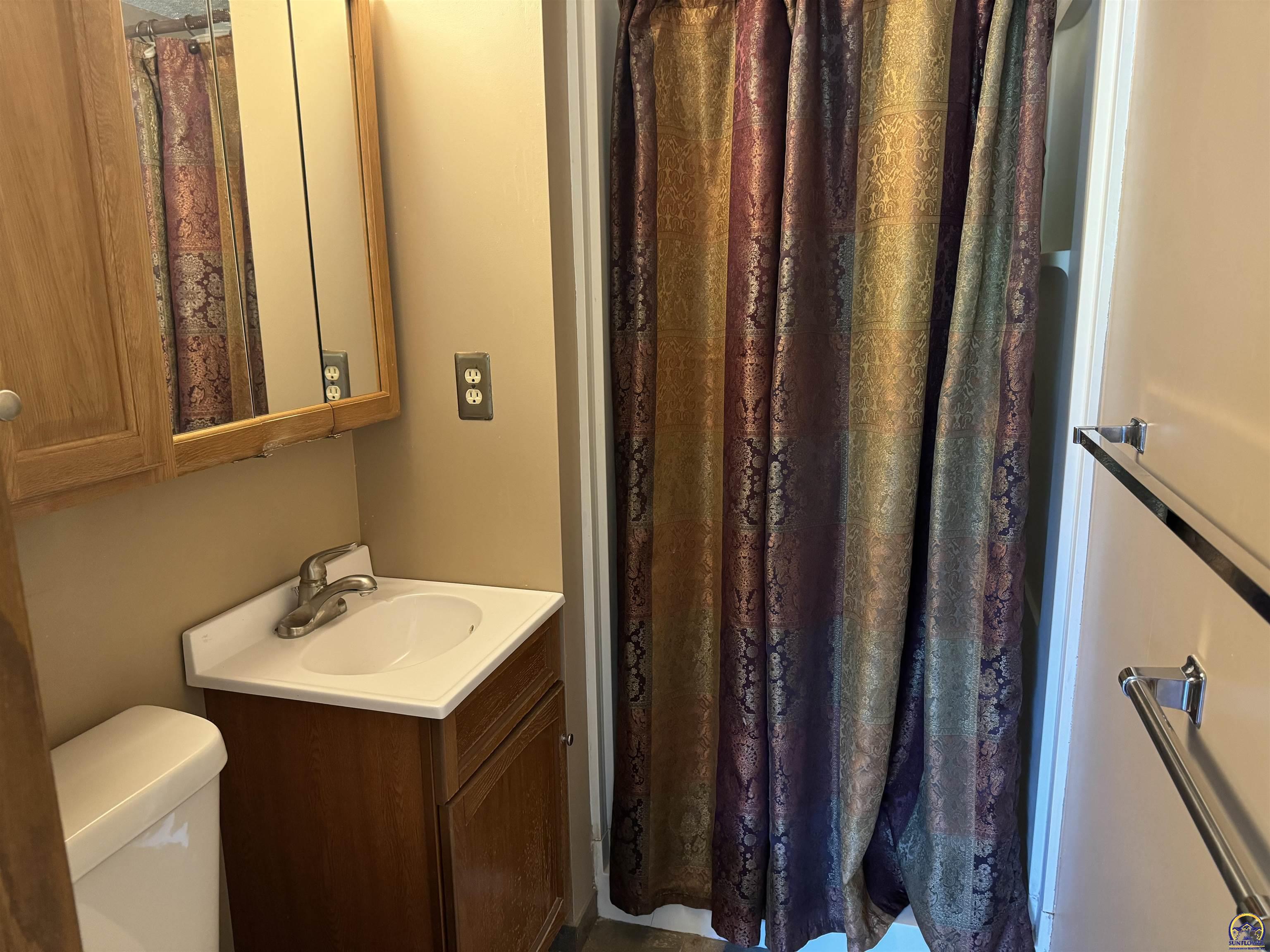 Topeka, Kansas 66614, United States, 3 Bedrooms Bedrooms, ,3 BathroomsBathrooms,Residential,Pending,57100