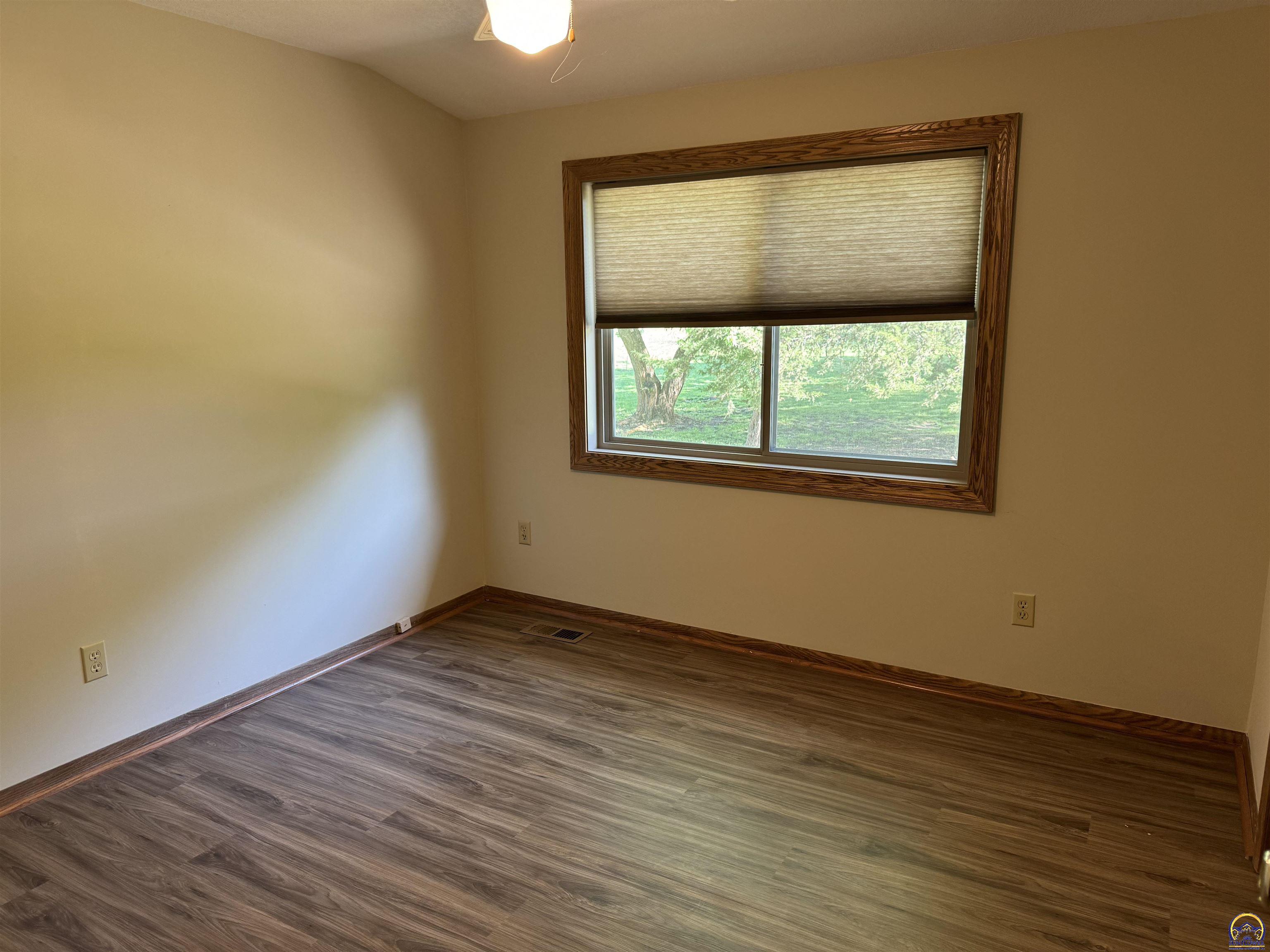 Topeka, Kansas 66614, United States, 3 Bedrooms Bedrooms, ,3 BathroomsBathrooms,Residential,Pending,57100