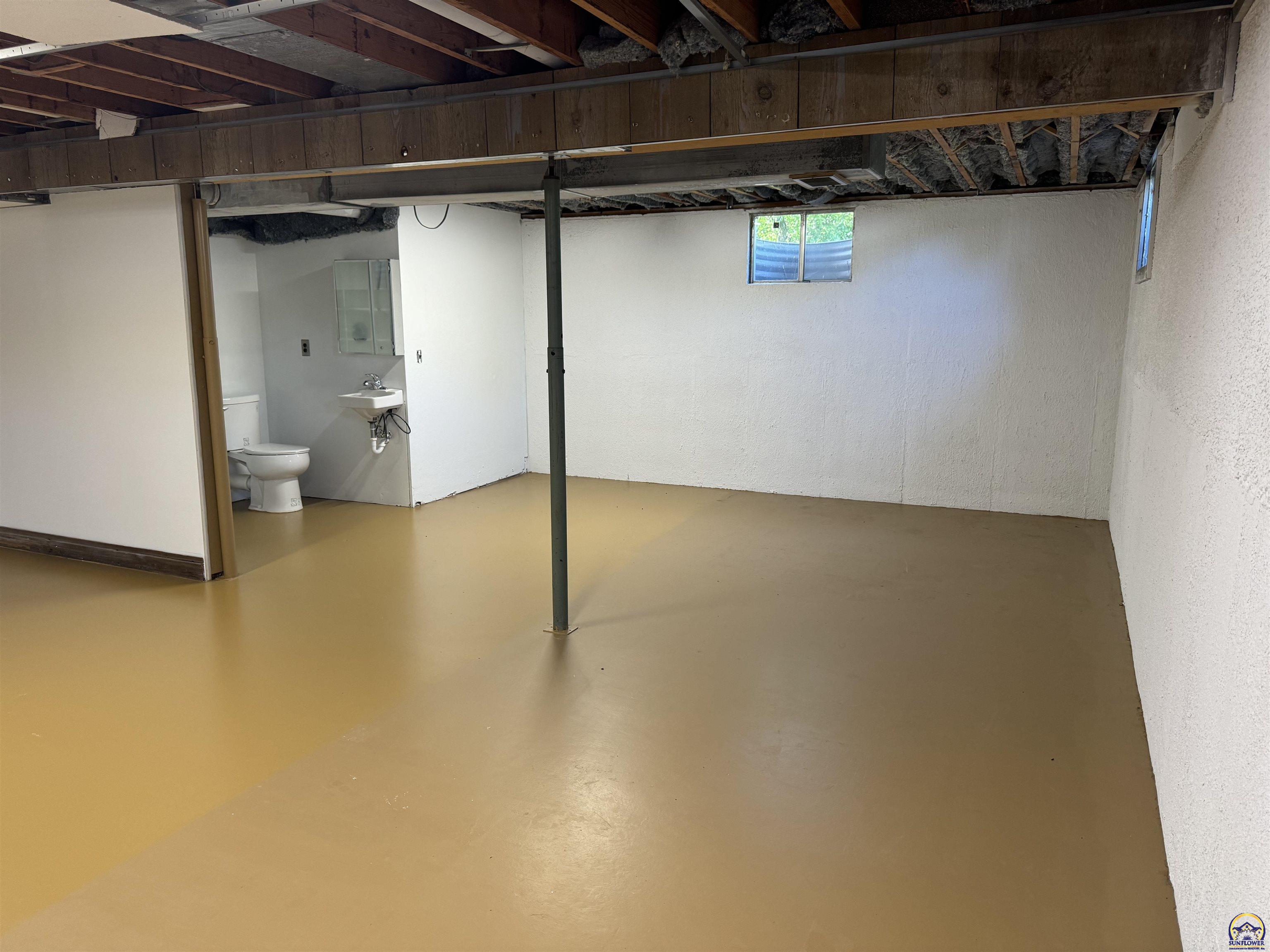 Topeka, Kansas 66614, United States, 3 Bedrooms Bedrooms, ,3 BathroomsBathrooms,Residential,Pending,57100