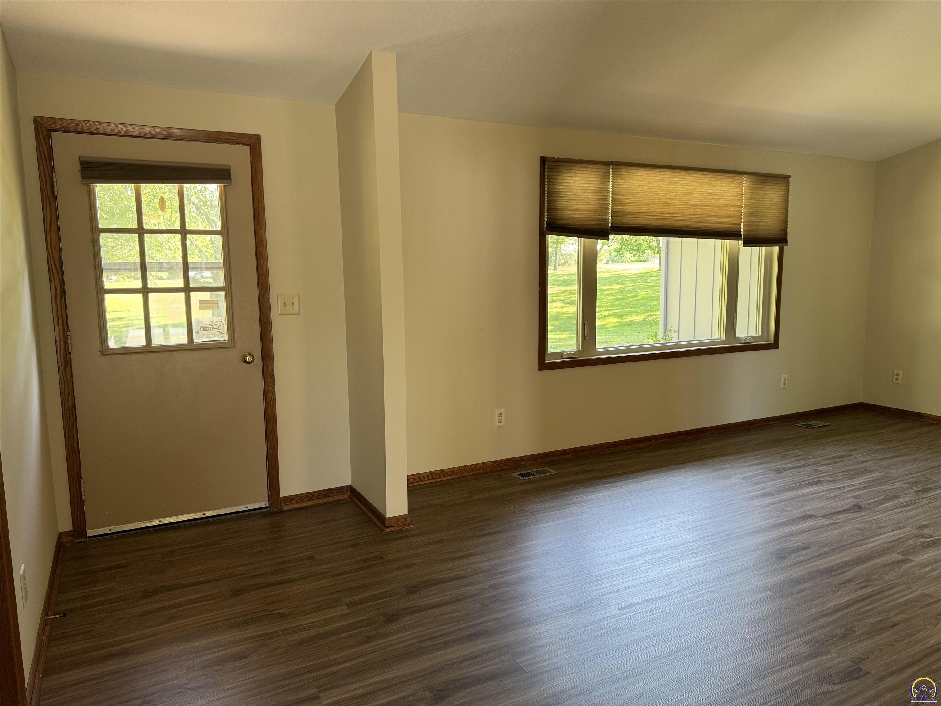 Topeka, Kansas 66614, United States, 3 Bedrooms Bedrooms, ,3 BathroomsBathrooms,Residential,Pending,57100