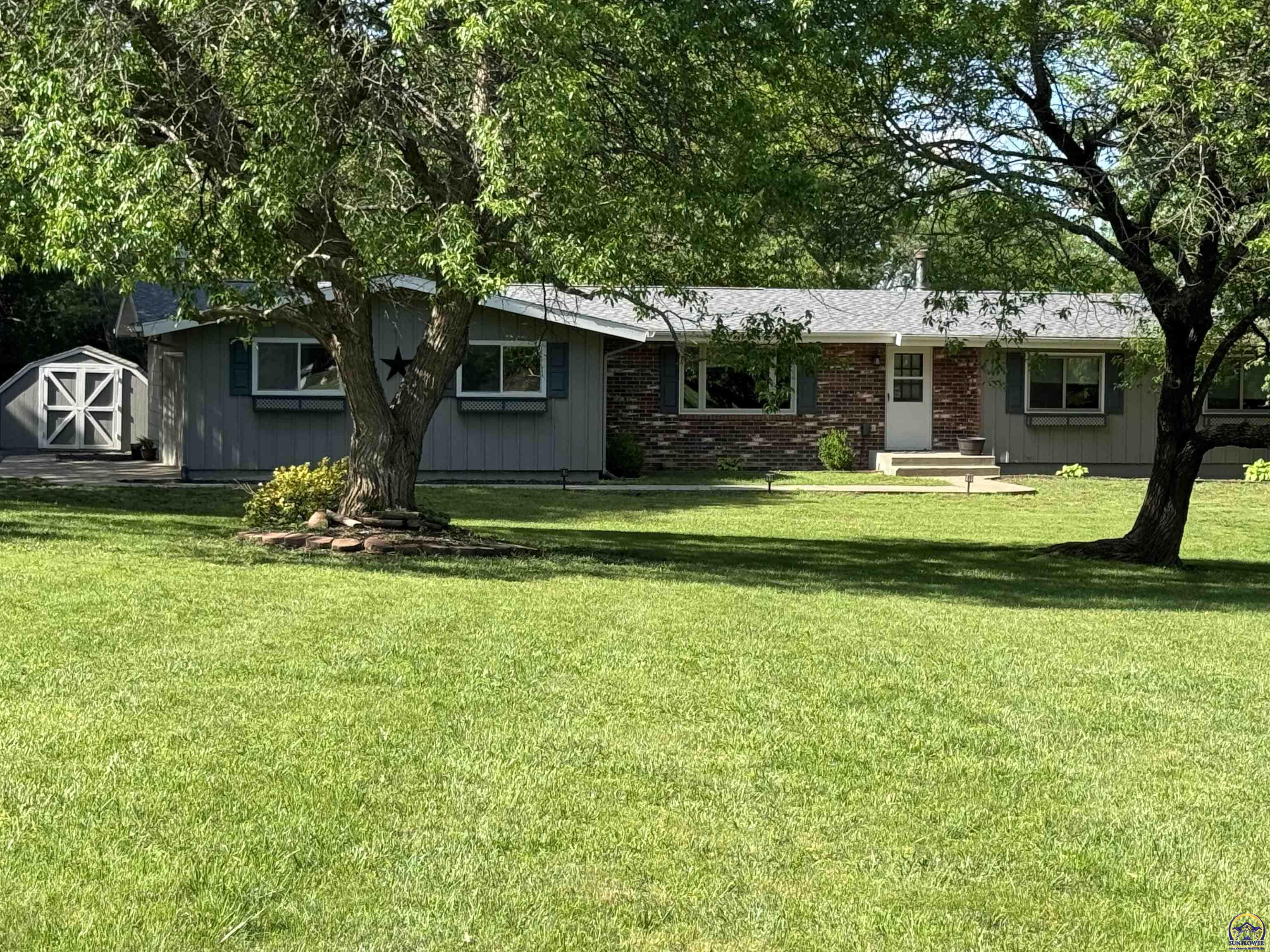 Topeka, Kansas 66614, United States, 3 Bedrooms Bedrooms, ,3 BathroomsBathrooms,Residential,Pending,57100