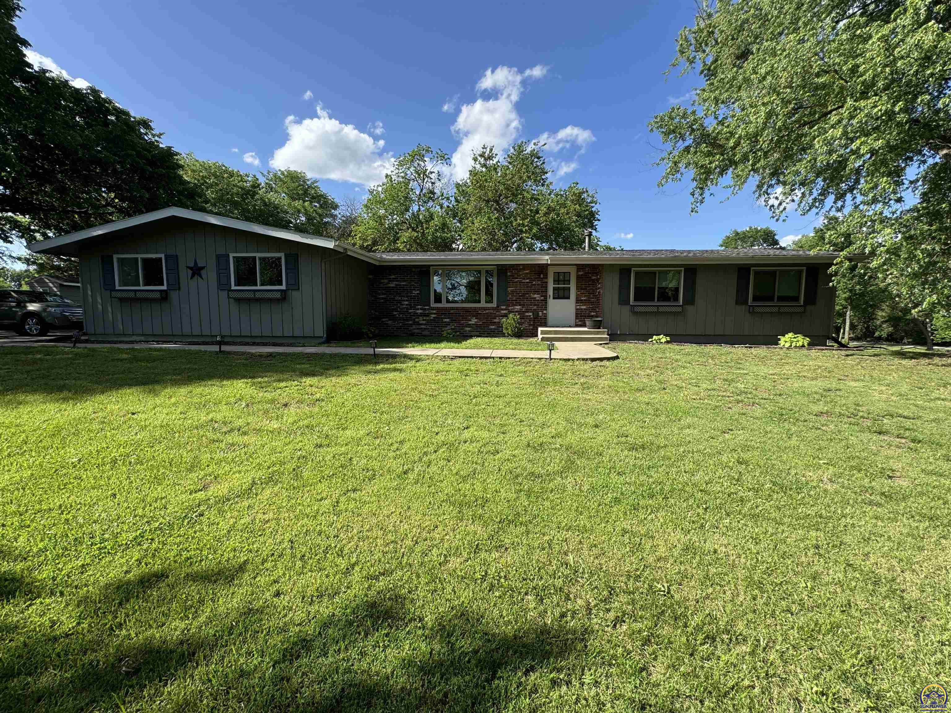 Topeka, Kansas 66614, United States, 3 Bedrooms Bedrooms, ,3 BathroomsBathrooms,Residential,Pending,57100