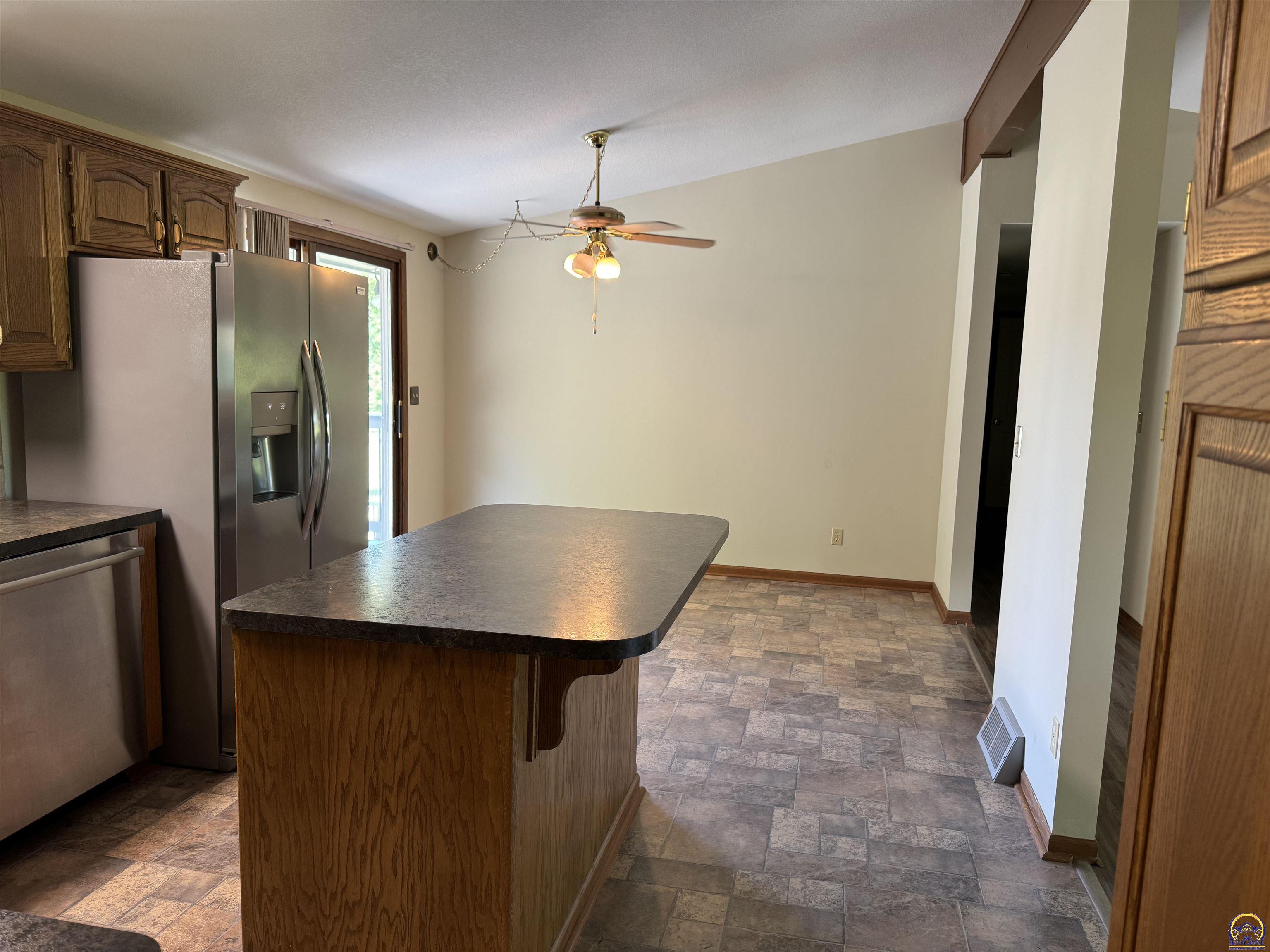 Topeka, Kansas 66614, United States, 3 Bedrooms Bedrooms, ,3 BathroomsBathrooms,Residential,Pending,57100