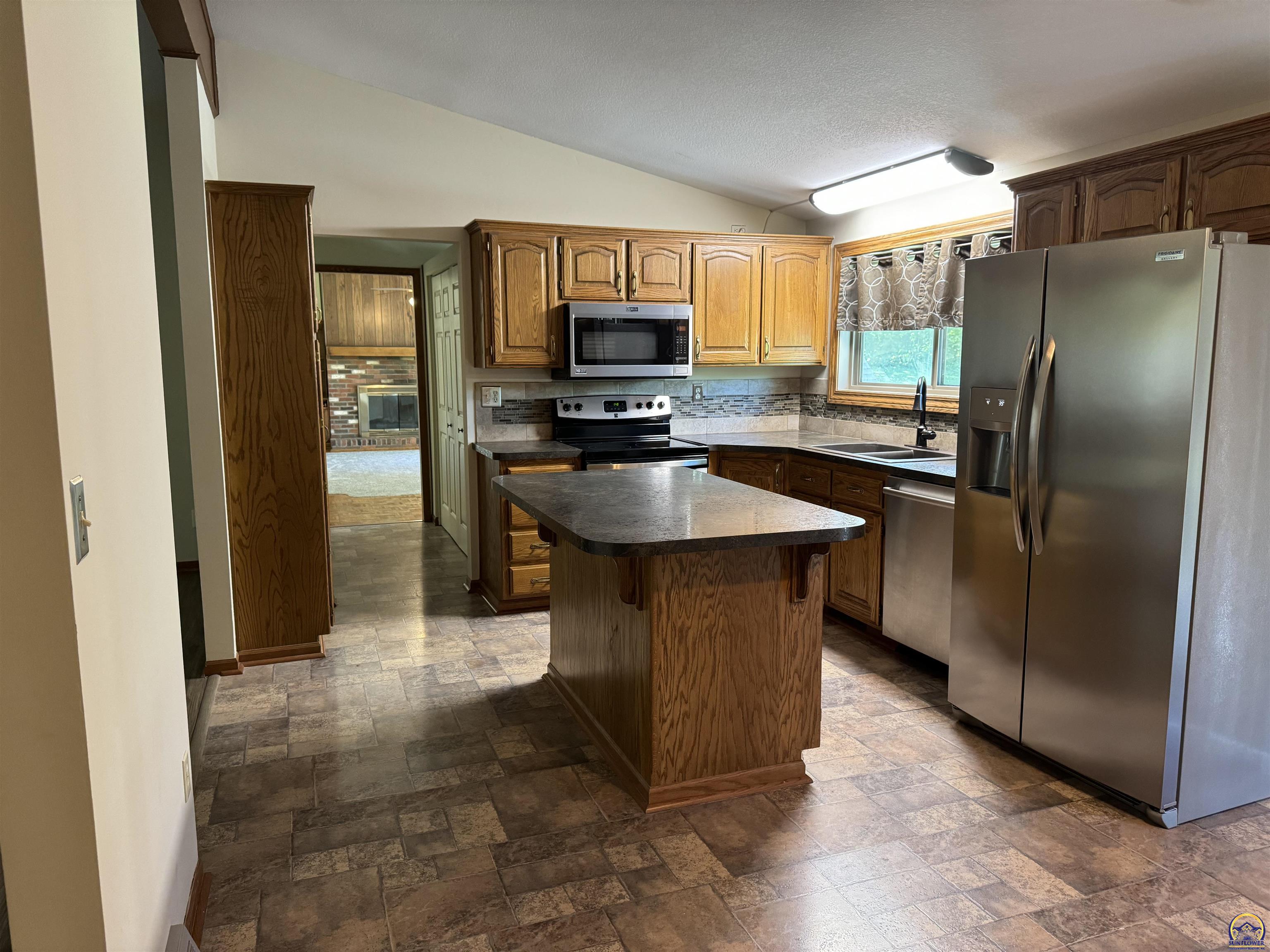 Topeka, Kansas 66614, United States, 3 Bedrooms Bedrooms, ,3 BathroomsBathrooms,Residential,Pending,57100