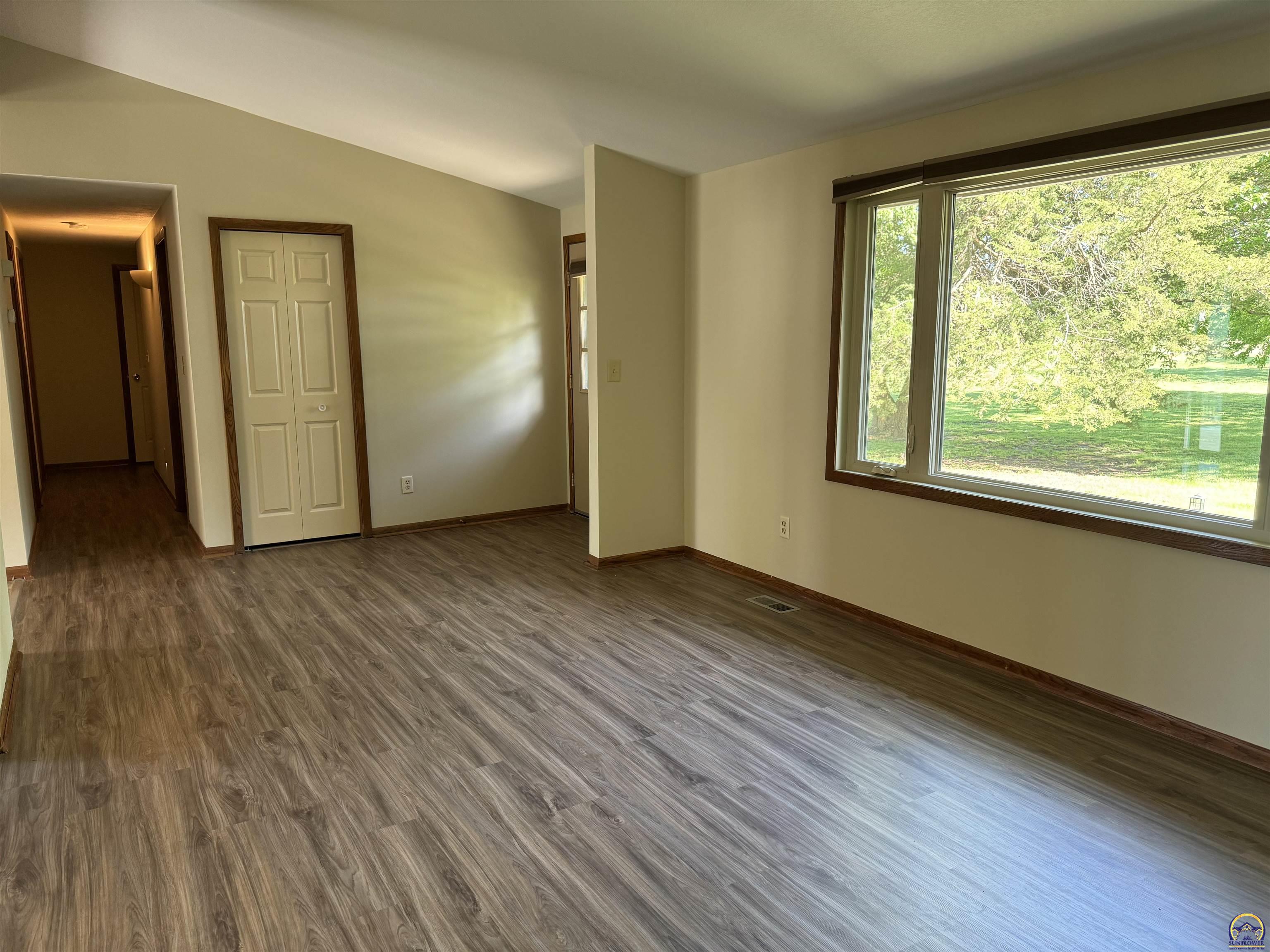 Topeka, Kansas 66614, United States, 3 Bedrooms Bedrooms, ,3 BathroomsBathrooms,Residential,Pending,57100