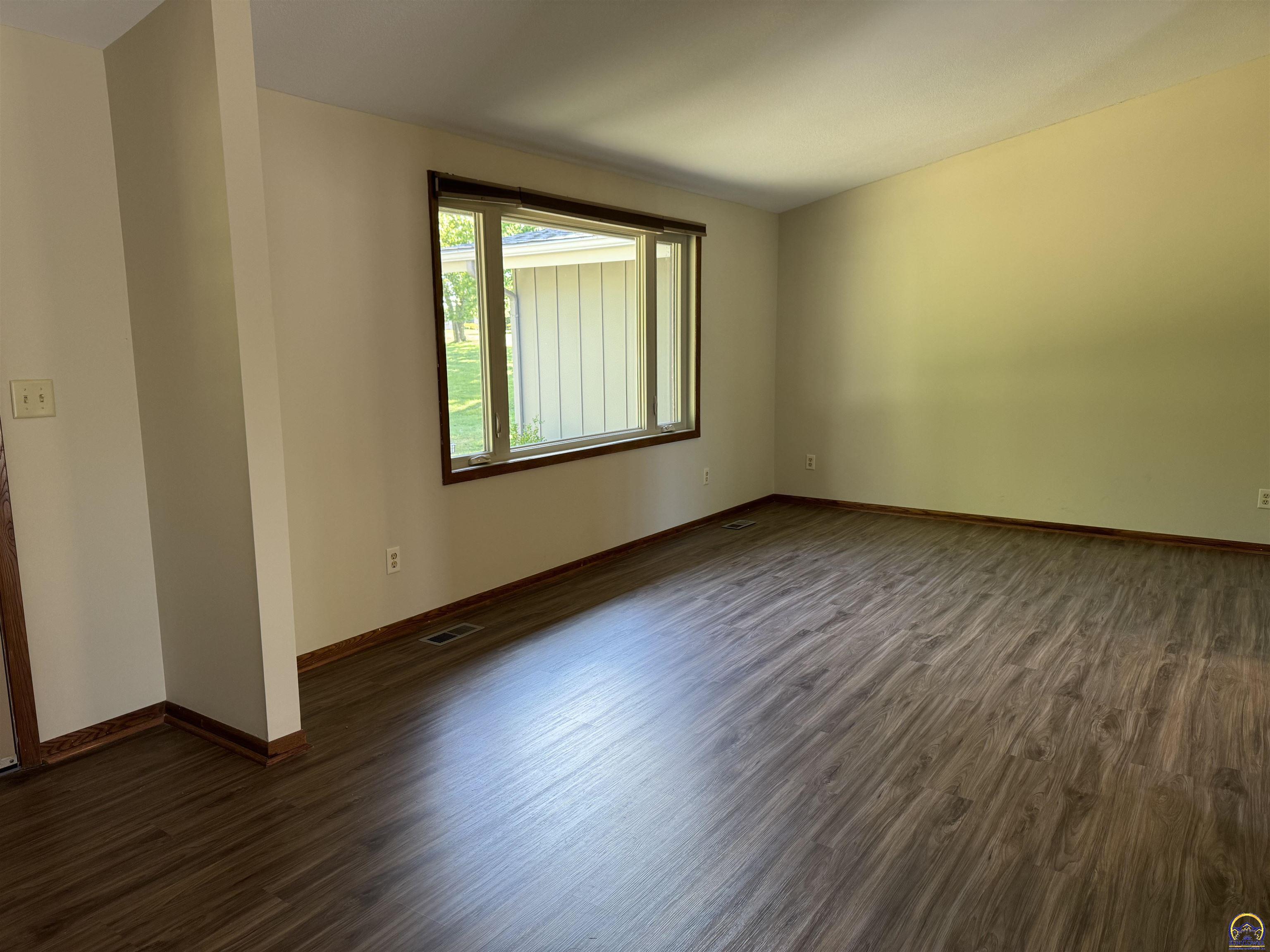 Topeka, Kansas 66614, United States, 3 Bedrooms Bedrooms, ,3 BathroomsBathrooms,Residential,Pending,57100