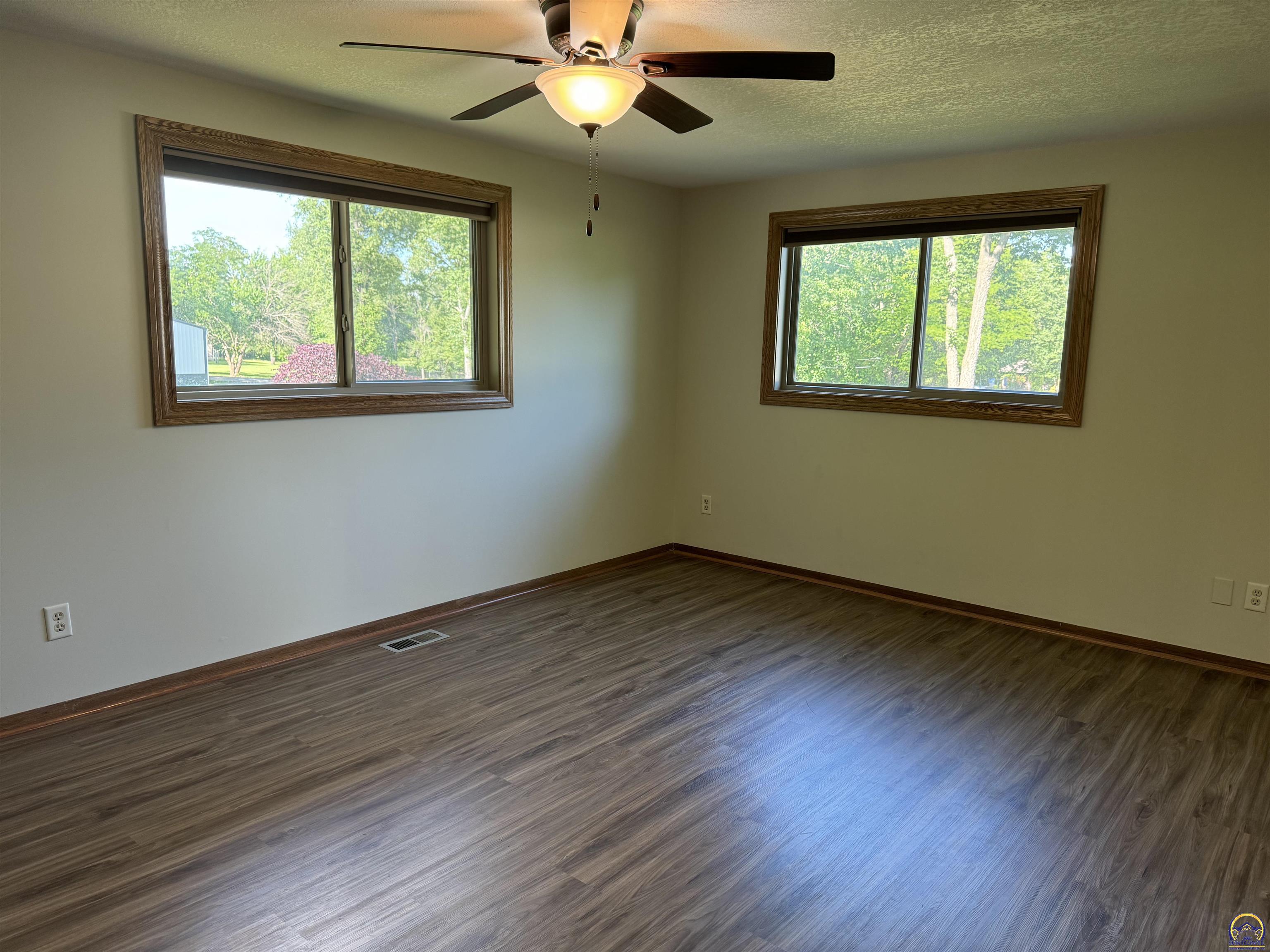 Topeka, Kansas 66614, United States, 3 Bedrooms Bedrooms, ,3 BathroomsBathrooms,Residential,Pending,57100