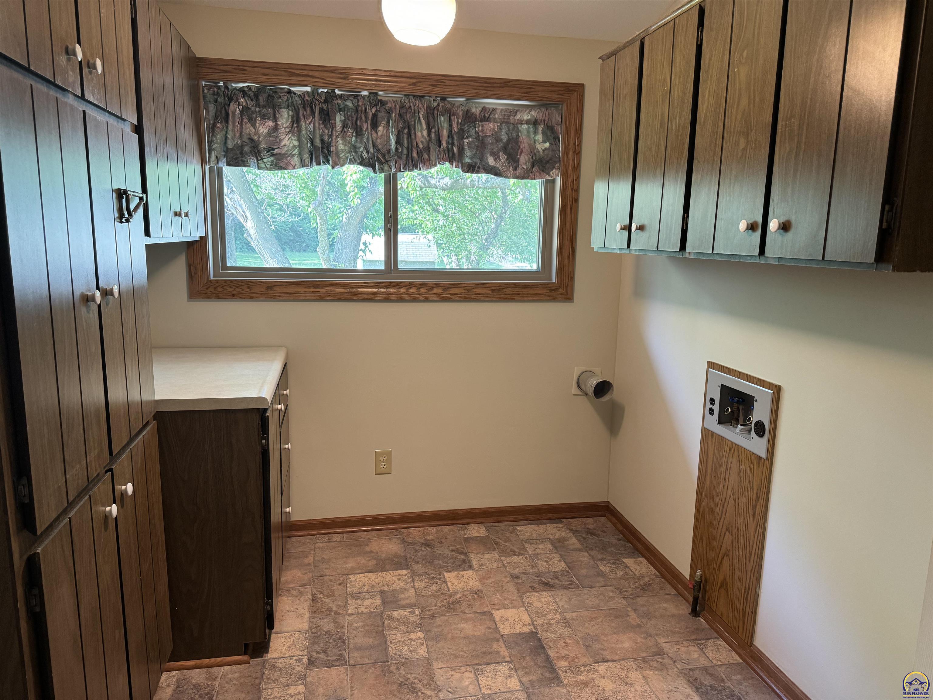 Topeka, Kansas 66614, United States, 3 Bedrooms Bedrooms, ,3 BathroomsBathrooms,Residential,Pending,57100