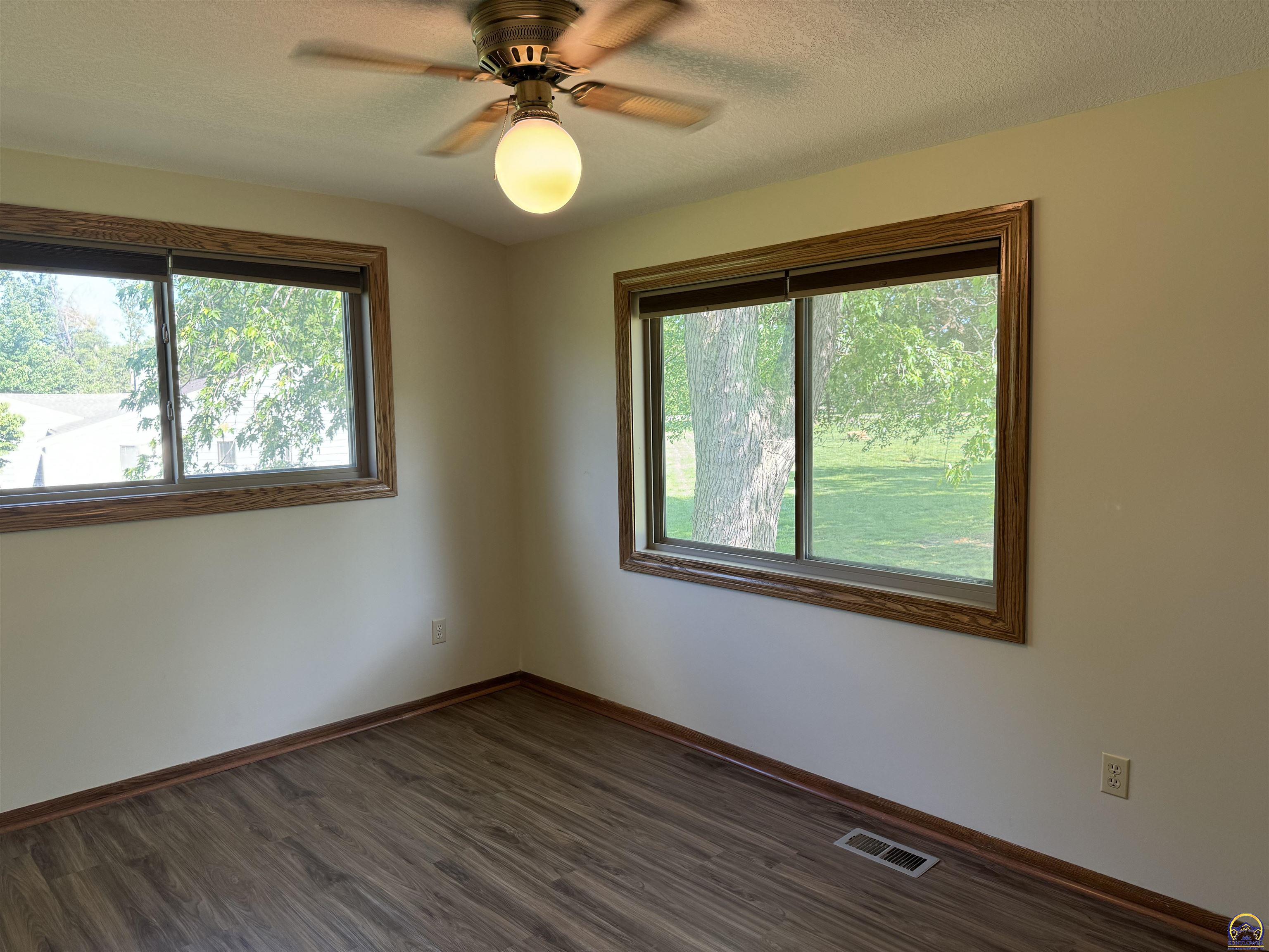 Topeka, Kansas 66614, United States, 3 Bedrooms Bedrooms, ,3 BathroomsBathrooms,Residential,Pending,57100