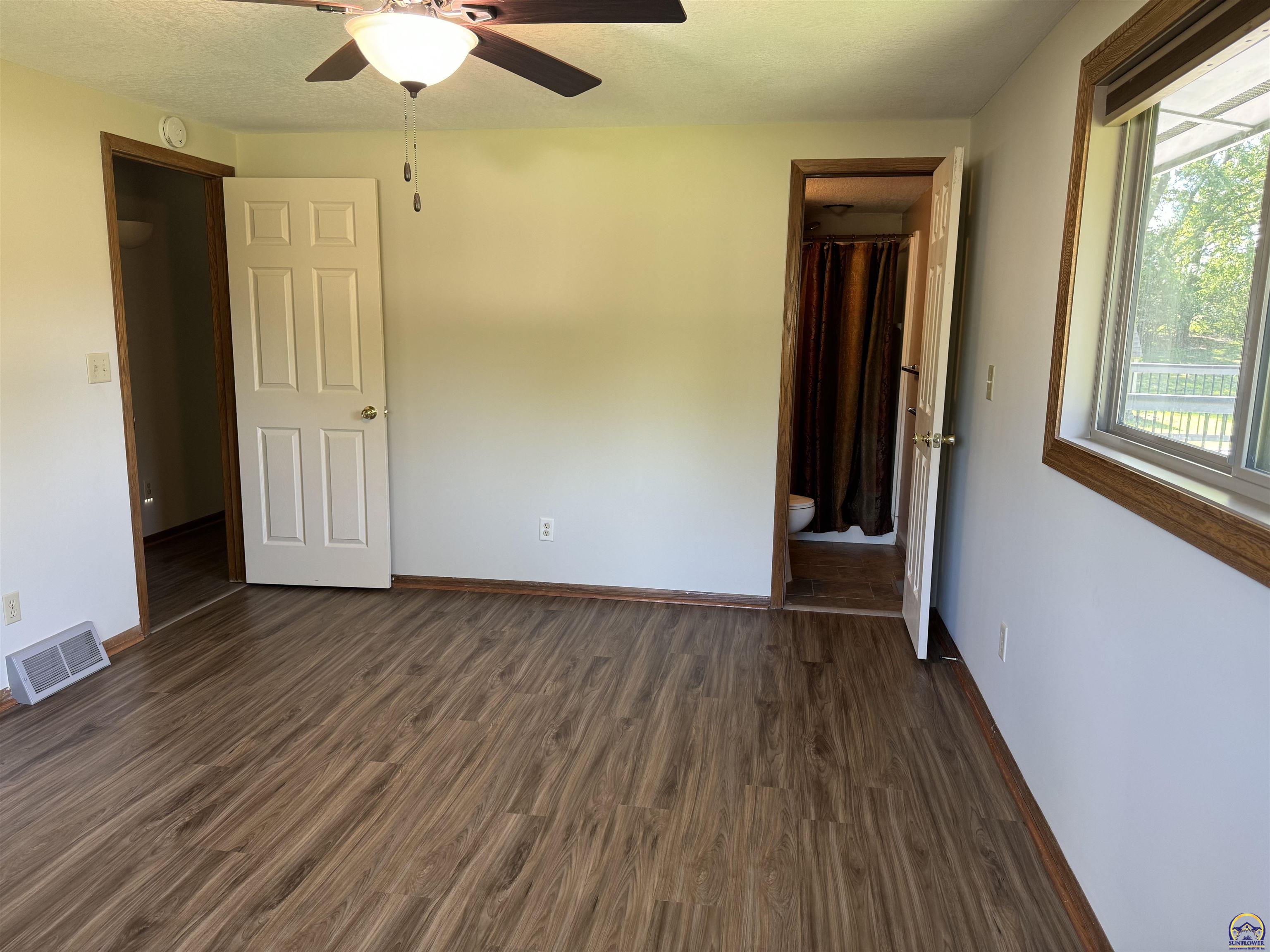 Topeka, Kansas 66614, United States, 3 Bedrooms Bedrooms, ,3 BathroomsBathrooms,Residential,Pending,57100