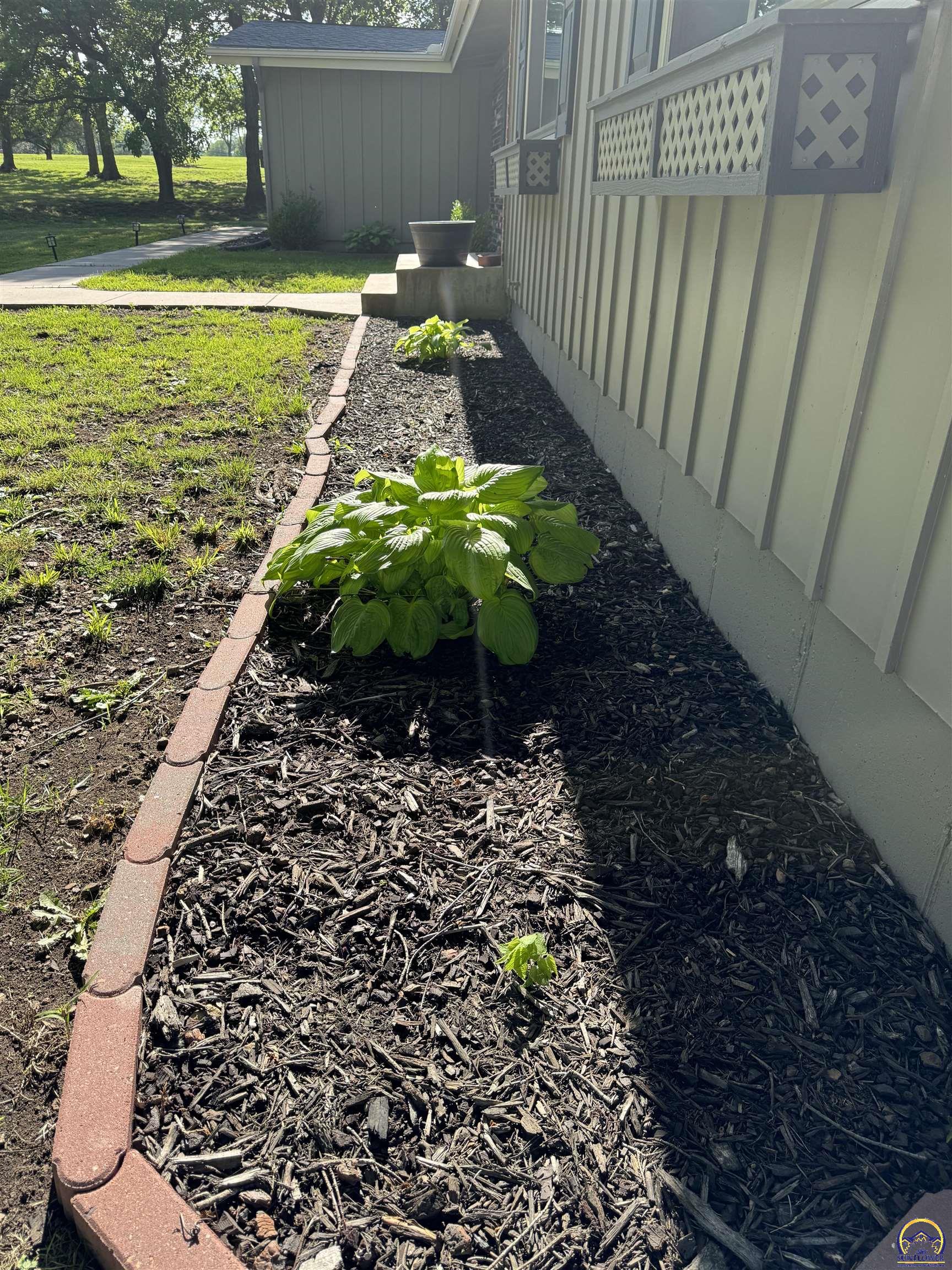 Topeka, Kansas 66614, United States, 3 Bedrooms Bedrooms, ,3 BathroomsBathrooms,Residential,Pending,57100