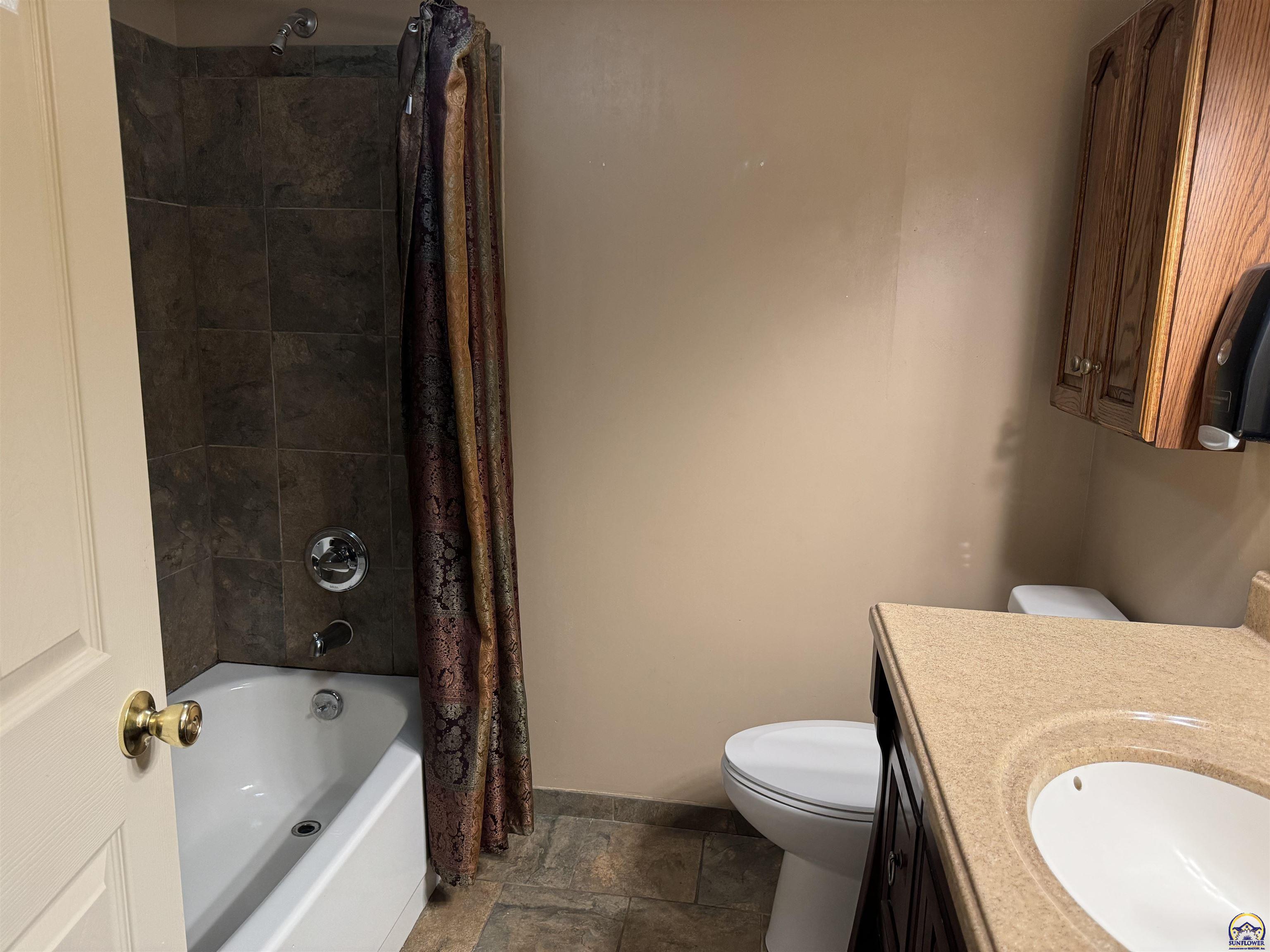 Topeka, Kansas 66614, United States, 3 Bedrooms Bedrooms, ,3 BathroomsBathrooms,Residential,Pending,57100