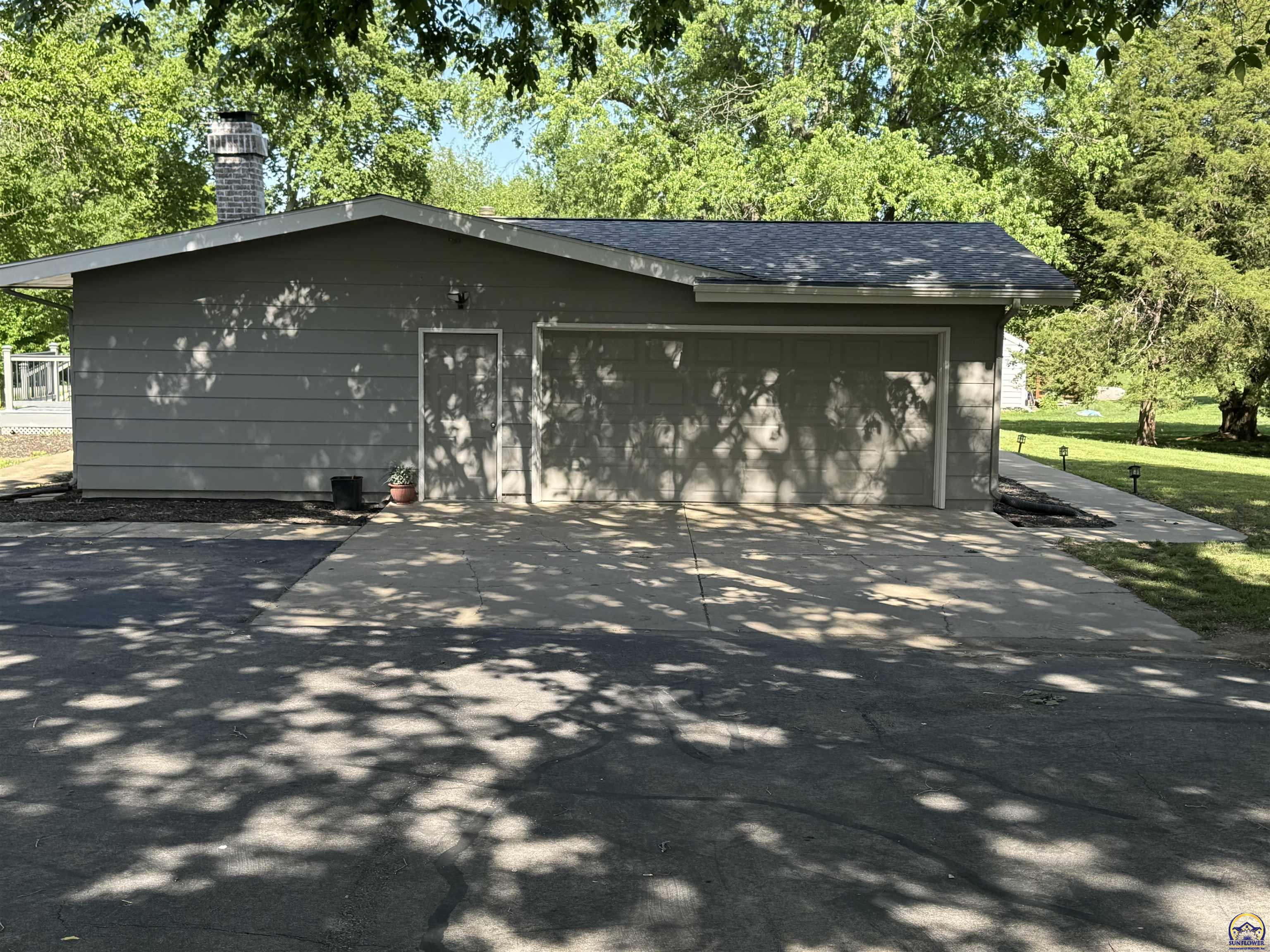 Topeka, Kansas 66614, United States, 3 Bedrooms Bedrooms, ,3 BathroomsBathrooms,Residential,Pending,57100