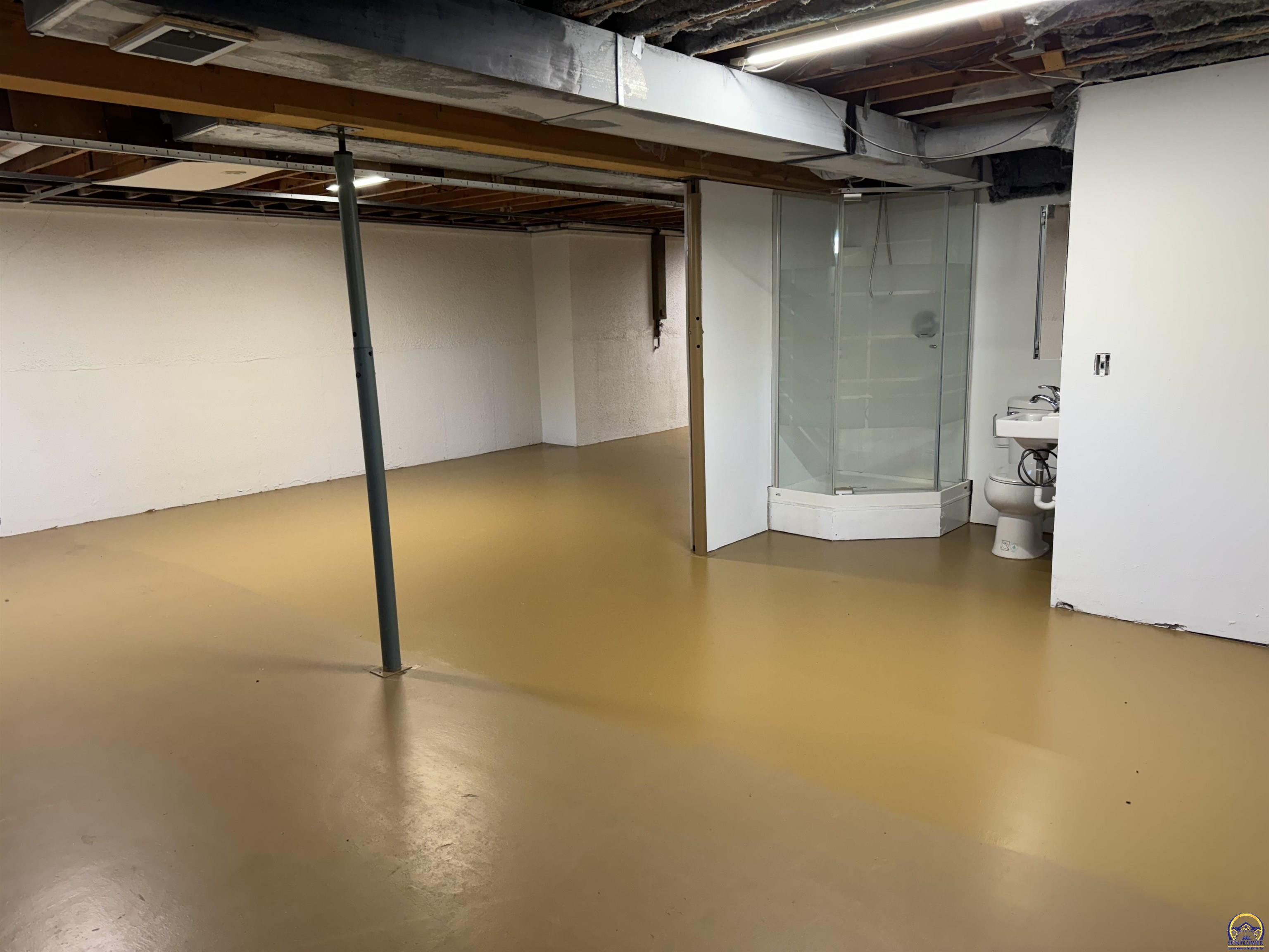 Topeka, Kansas 66614, United States, 3 Bedrooms Bedrooms, ,3 BathroomsBathrooms,Residential,Pending,57100