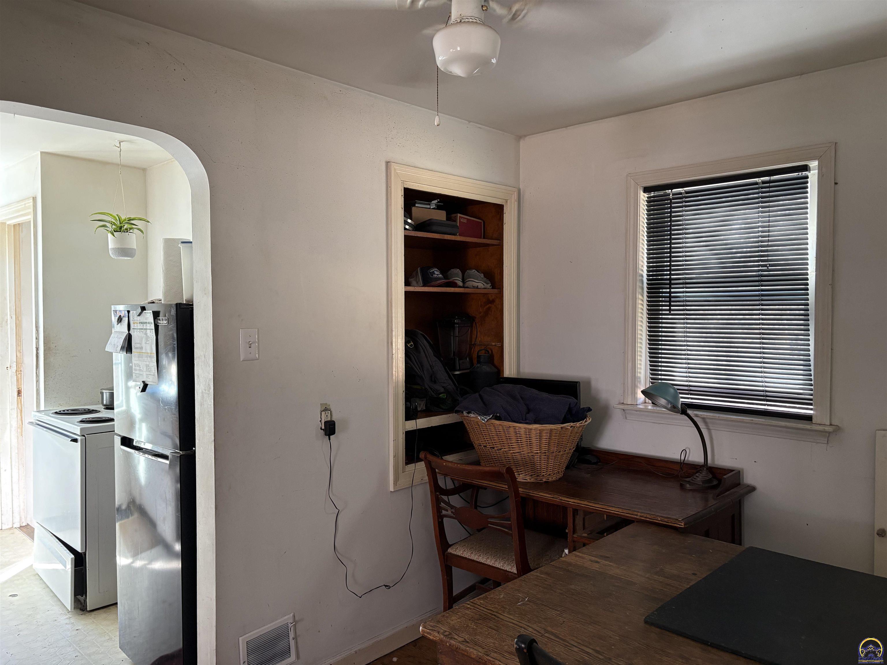 Topeka, Kansas 66614, United States, 2 Bedrooms Bedrooms, ,1 BathroomBathrooms,Residential,Pending,79283