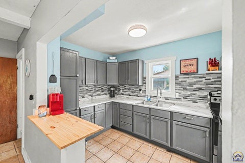 Tiny photo for 2601 SE Wisconsin Ave, Topeka, KS 66605 (MLS # 246429)