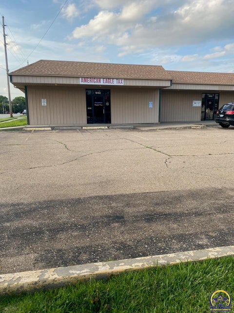 Photo of 1940 SW Gage Blvd, Topeka, KS 66604 (MLS # 244870)
