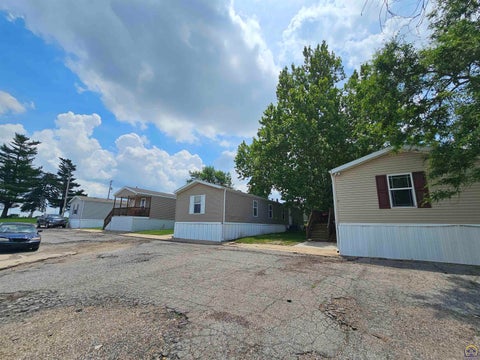 Tiny photo for 1008 N 1st St, Hiawatha, KS 66434 (MLS # 245000)