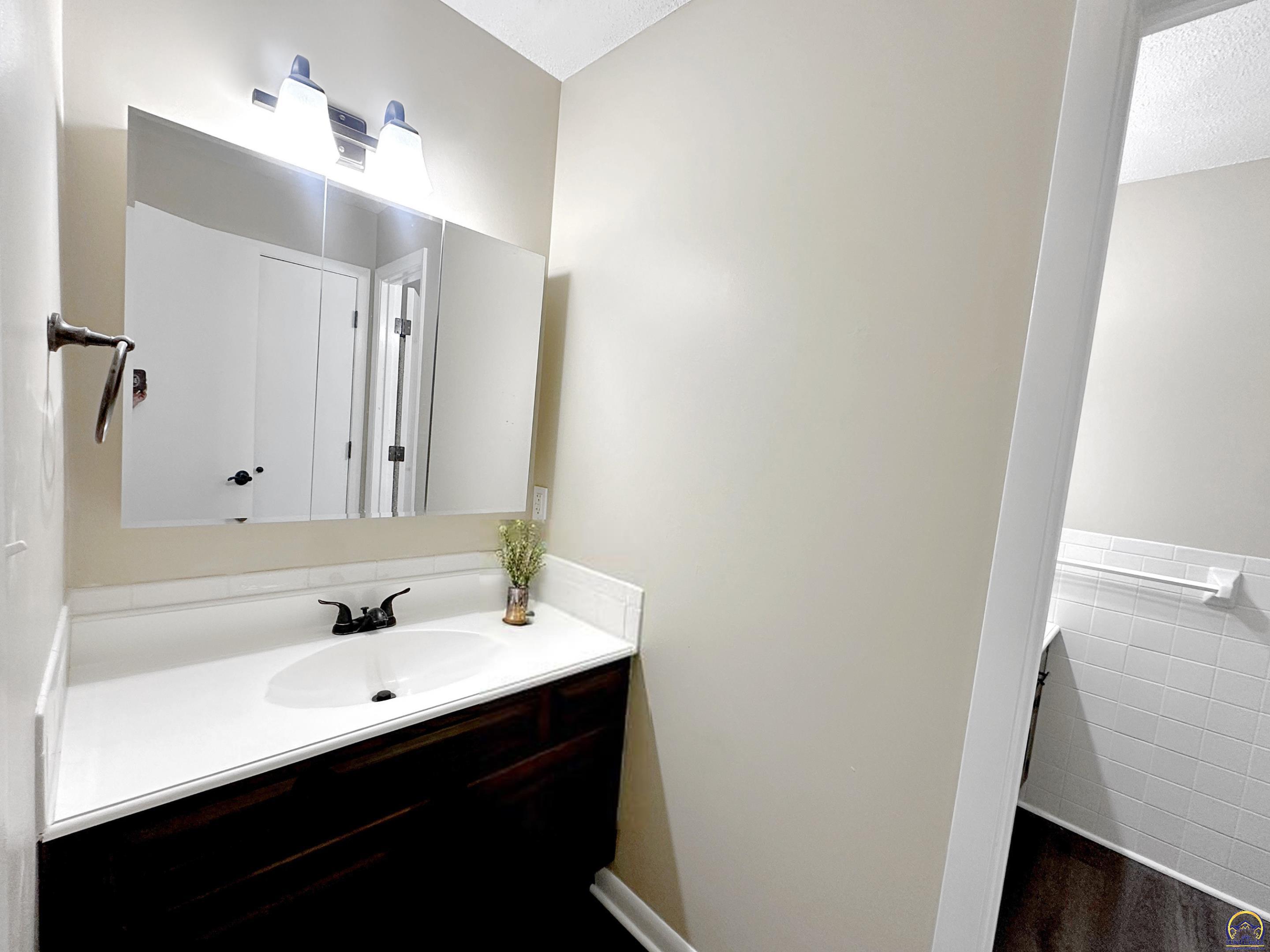 Auburn, Kansas 66402, United States, 5 Bedrooms Bedrooms, ,3 BathroomsBathrooms,Residential,Pending,156926