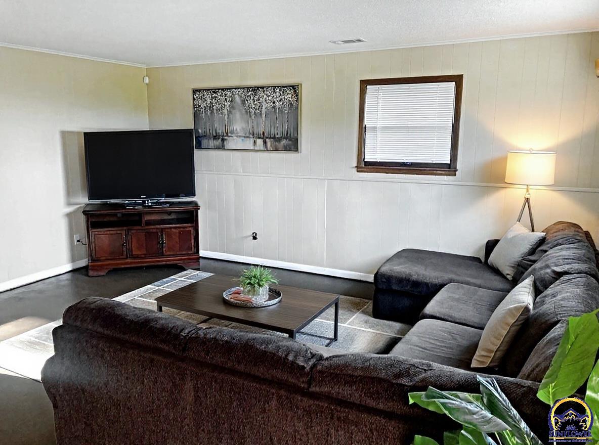 Auburn, Kansas 66402, United States, 5 Bedrooms Bedrooms, ,3 BathroomsBathrooms,Residential,Pending,156926